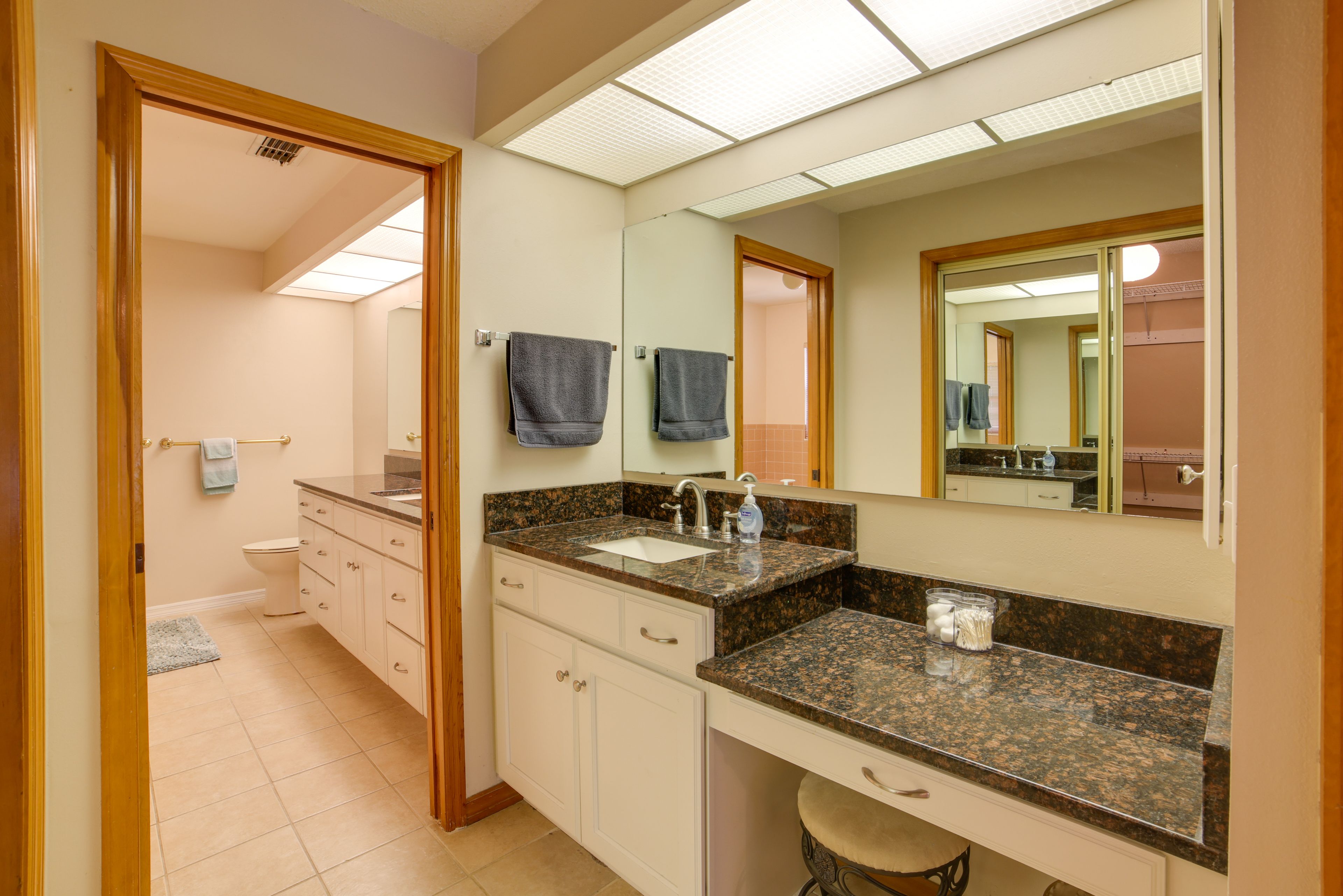 En-Suite Bathroom | Linens & Towels Provided | Jetted Tub