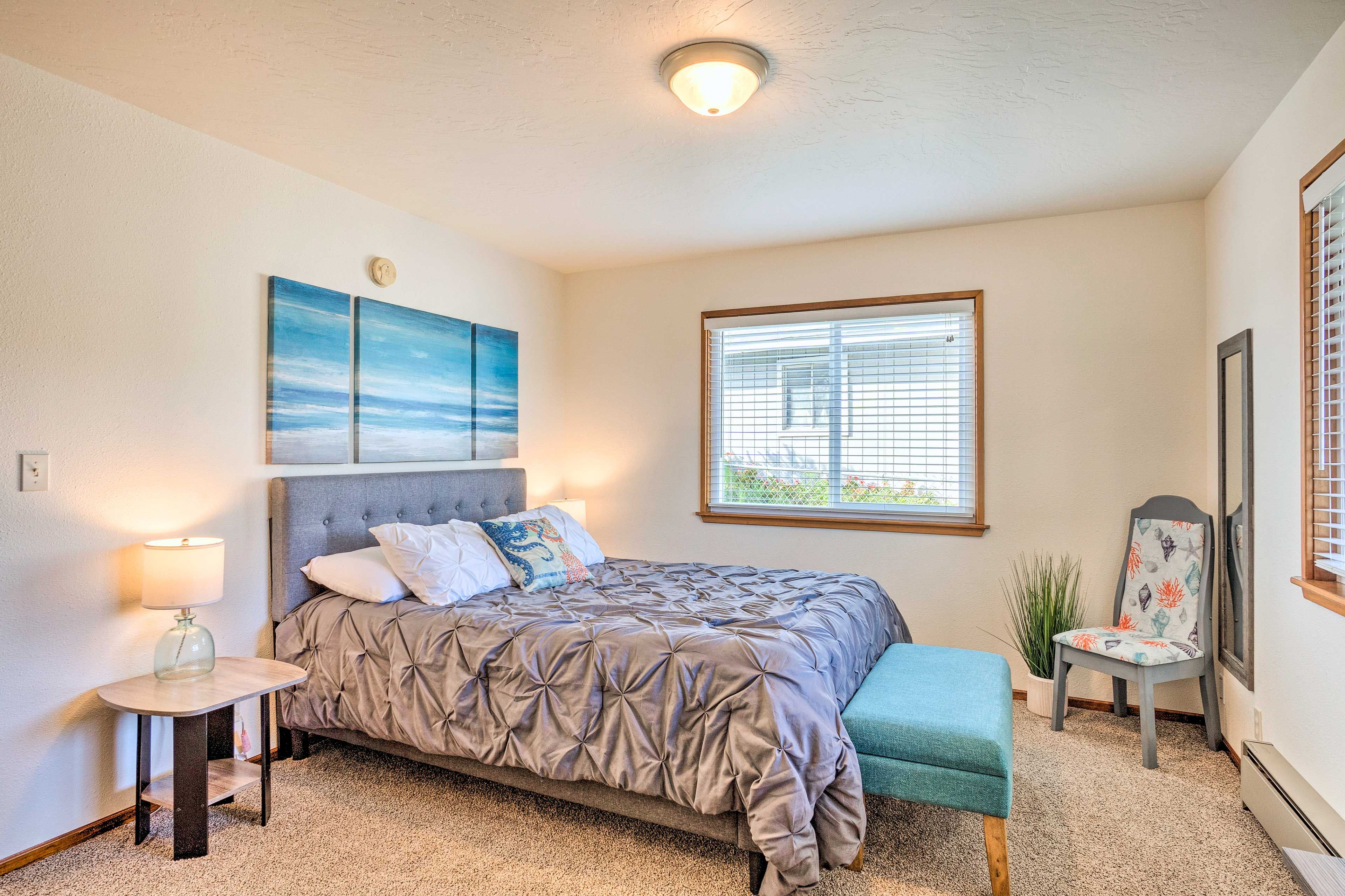 Bedroom 2 | Queen Bed | 1st Floor | Hangers