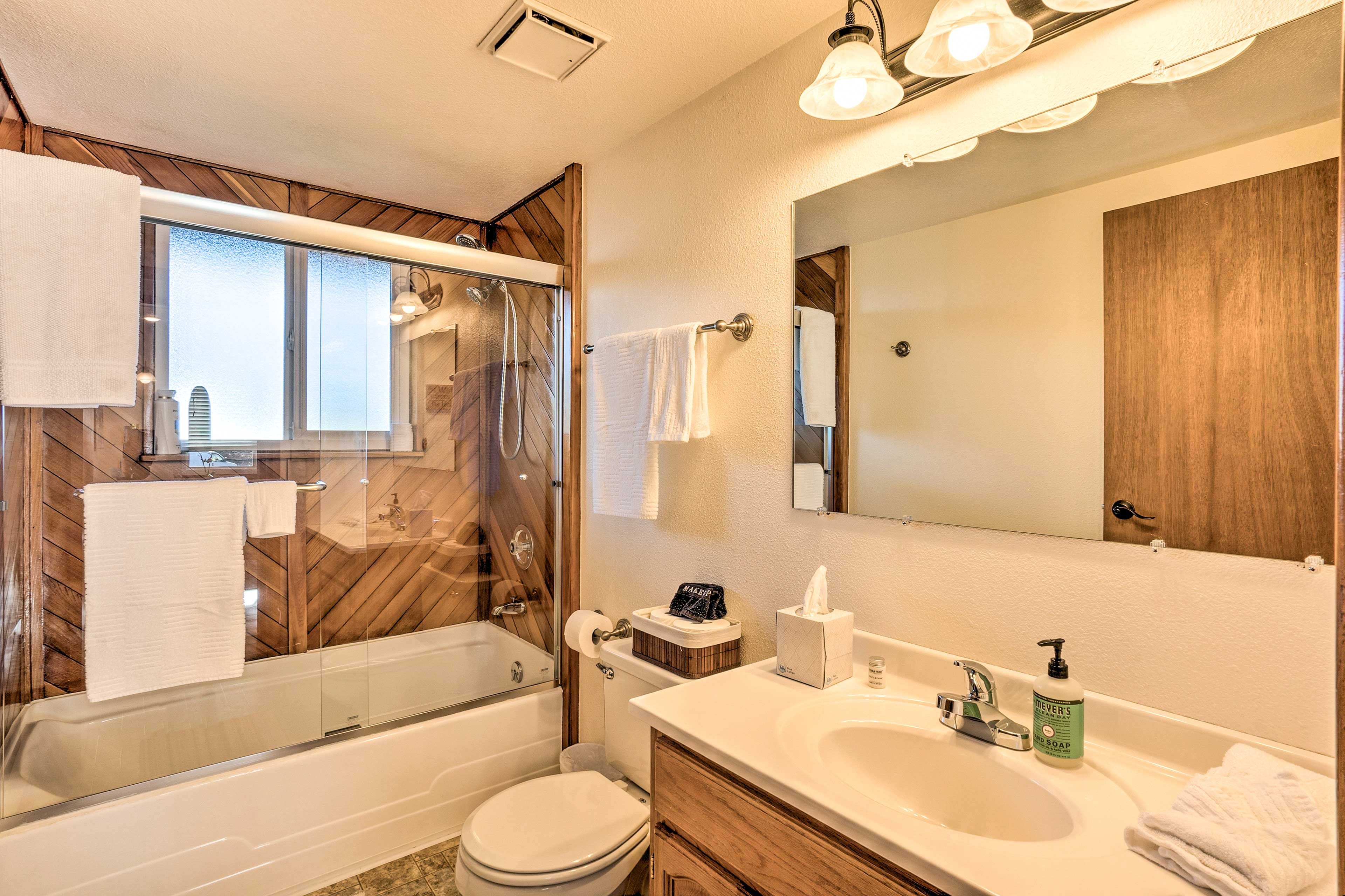 Full En-Suite Bathroom | 2nd Floor | Hair Dryer