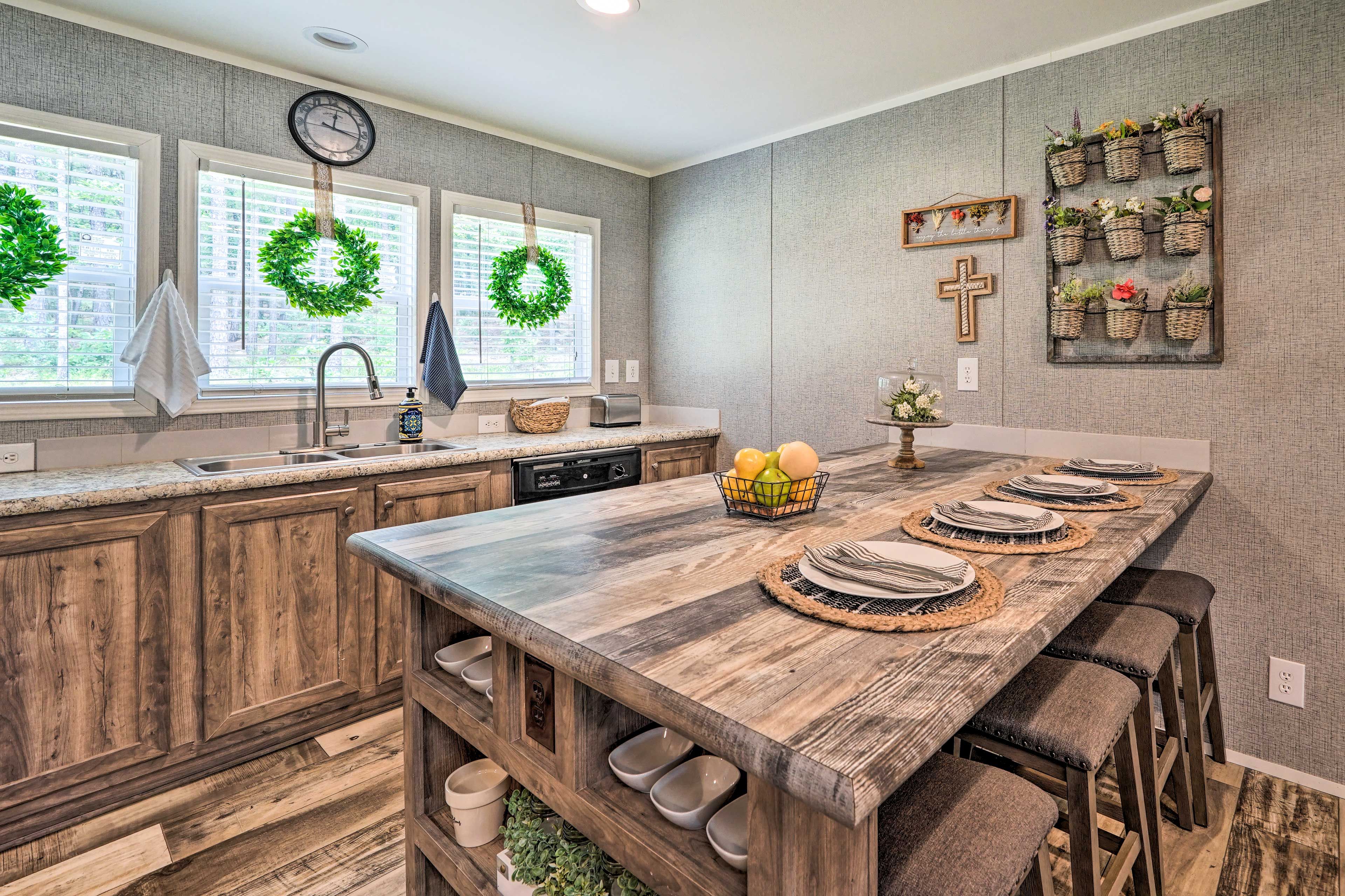 Kitchen | Dining Table