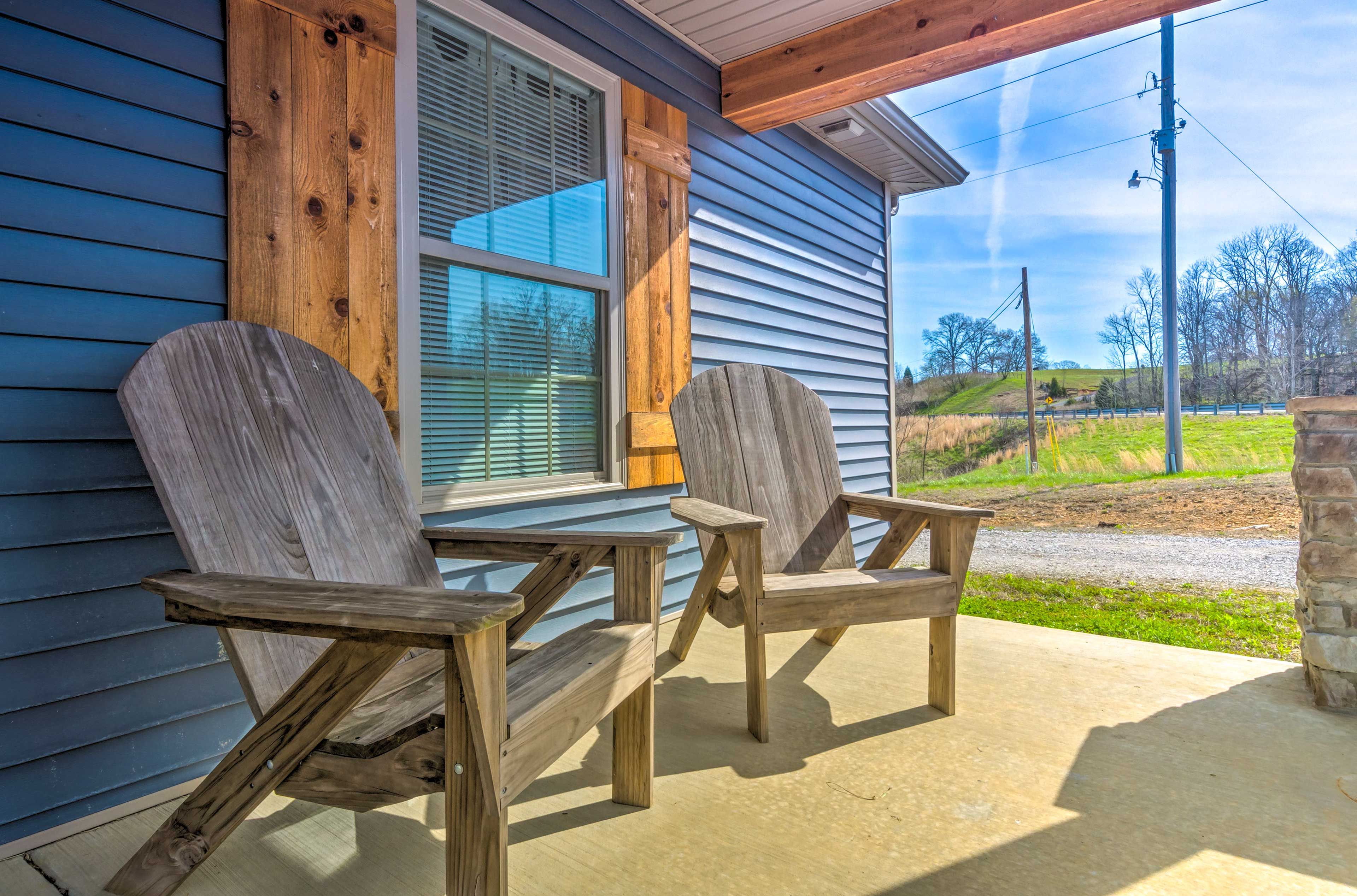 Apartment Exterior | Furnished Porch