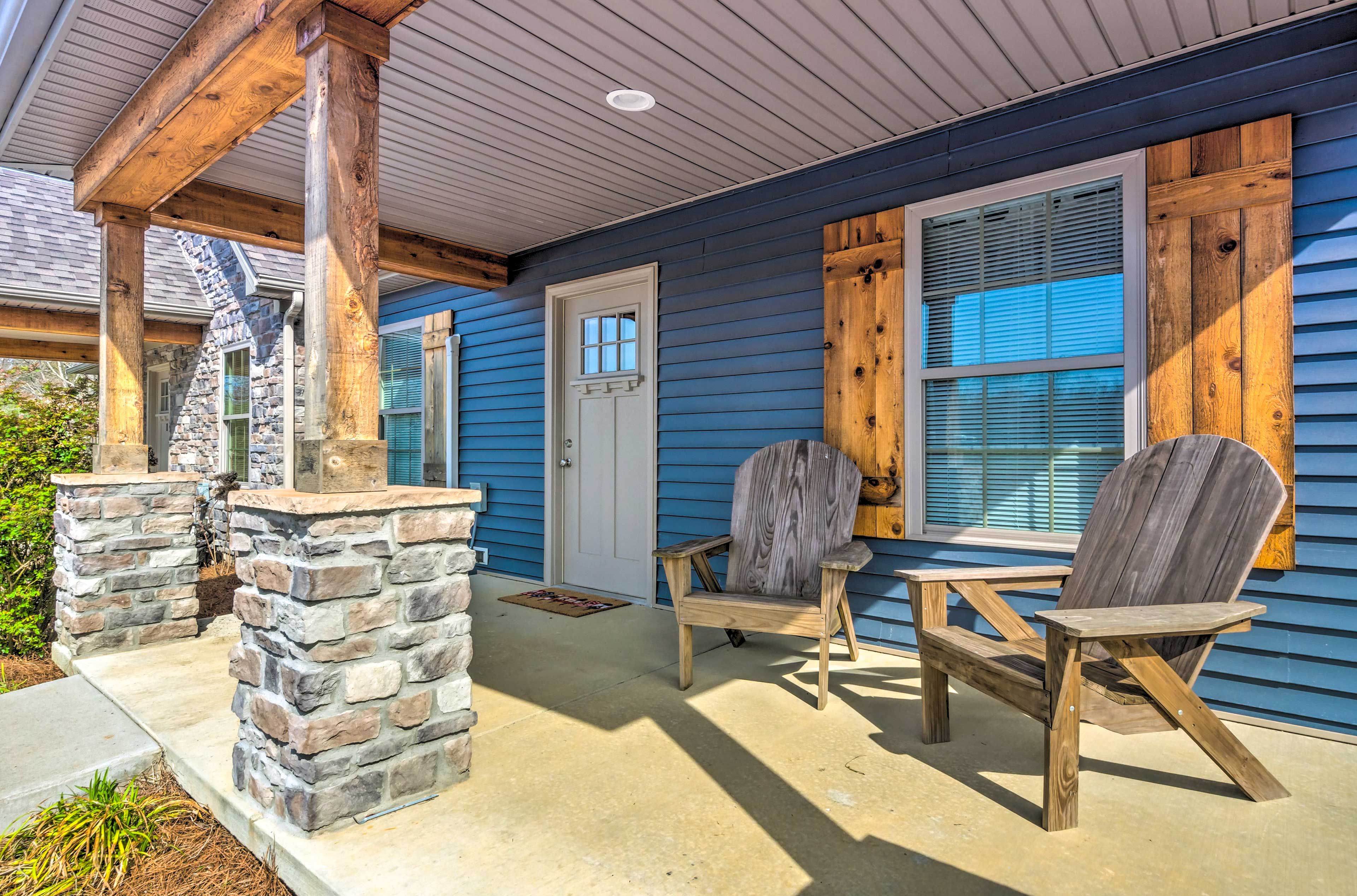 Apartment Exterior | Furnished Porch