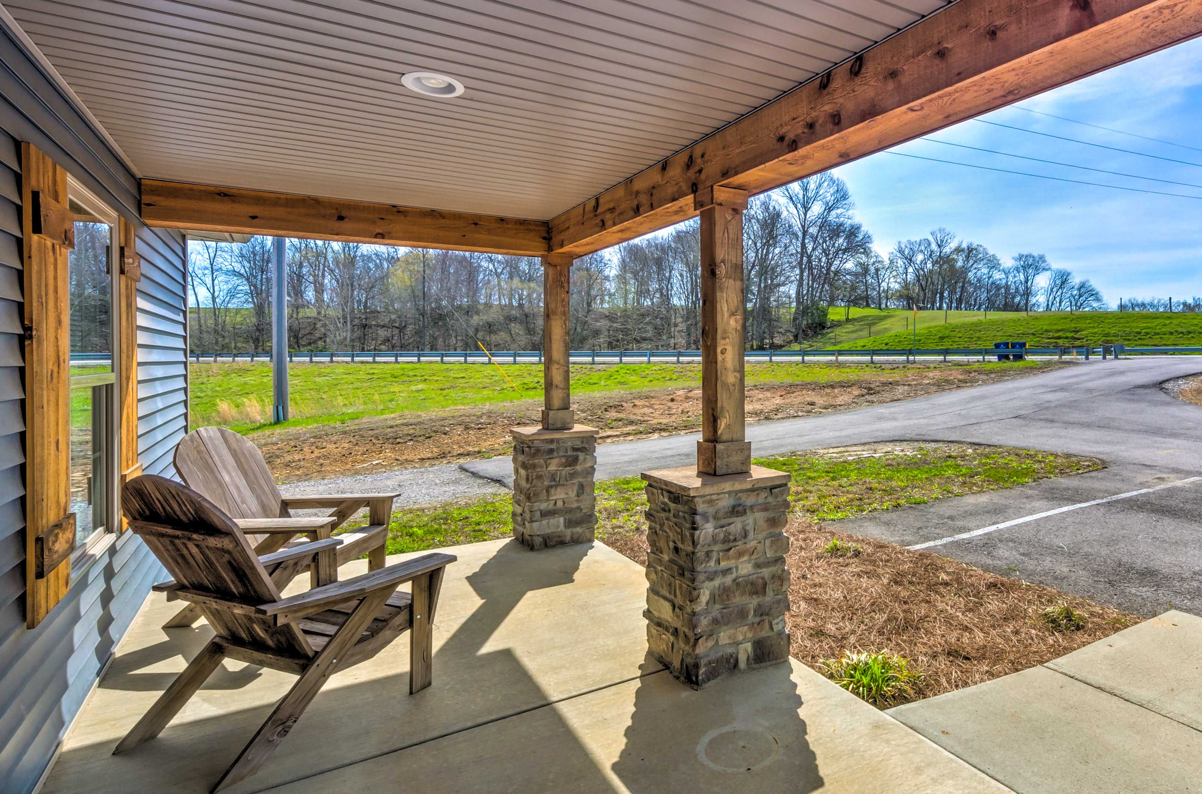 Apartment Exterior | Furnished Porch View