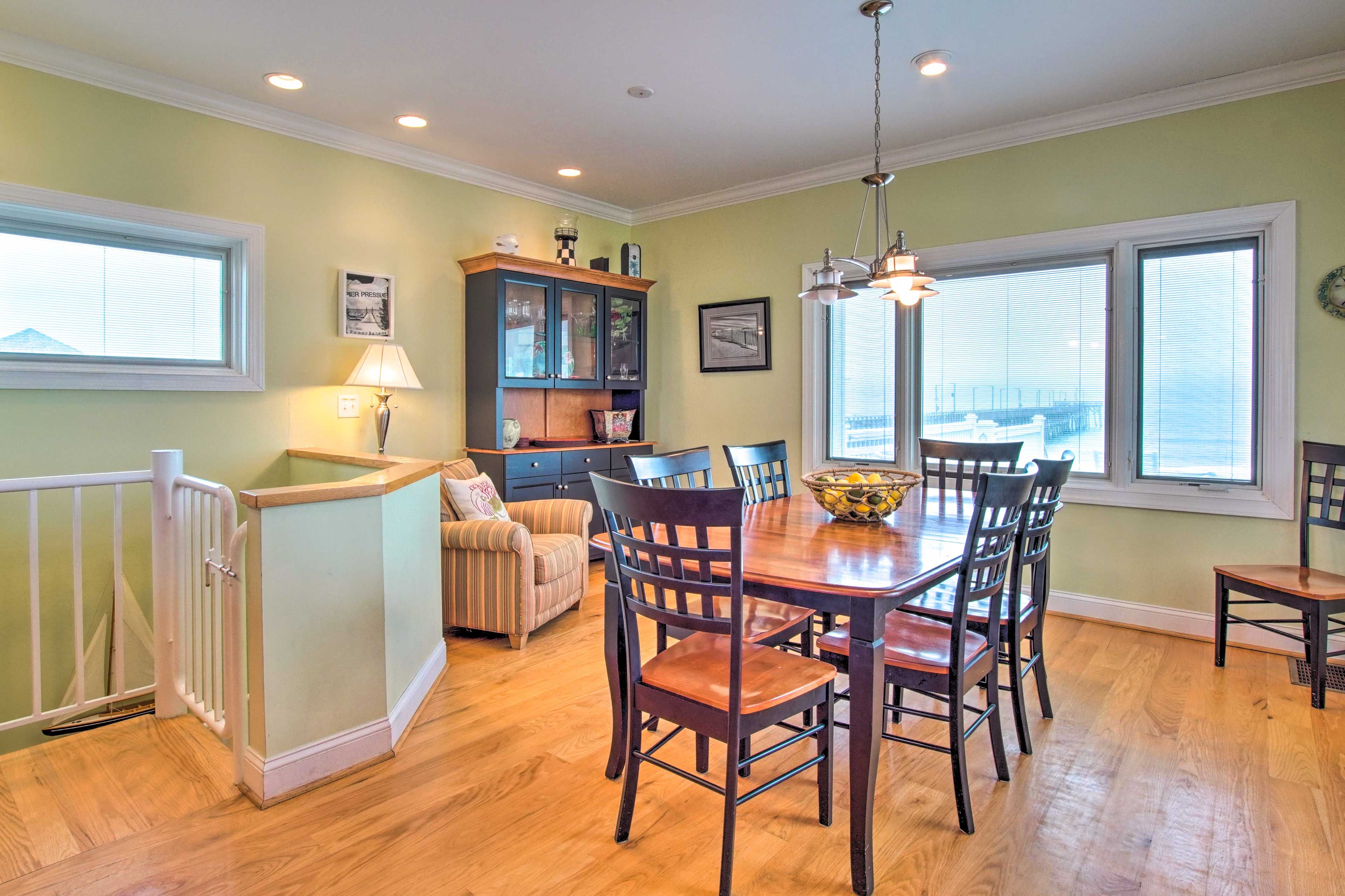 Dining Area | Dishware/Flatware Provided