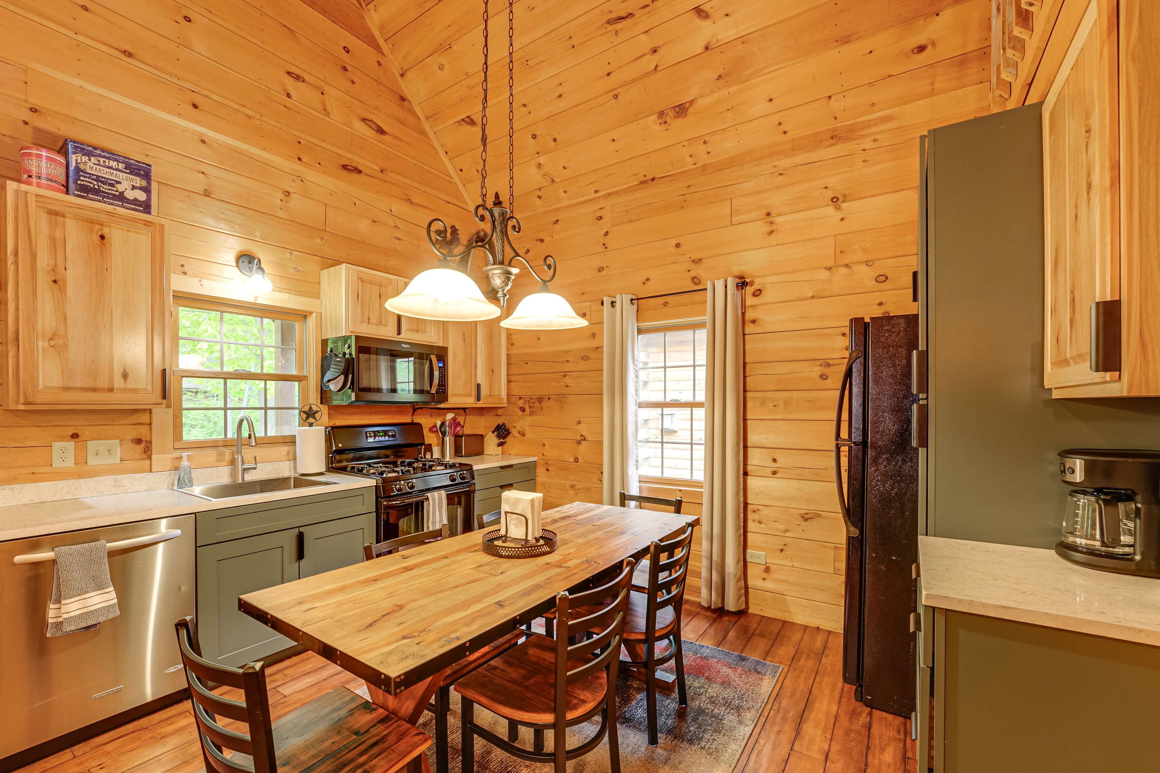 Kitchen & Dining Area