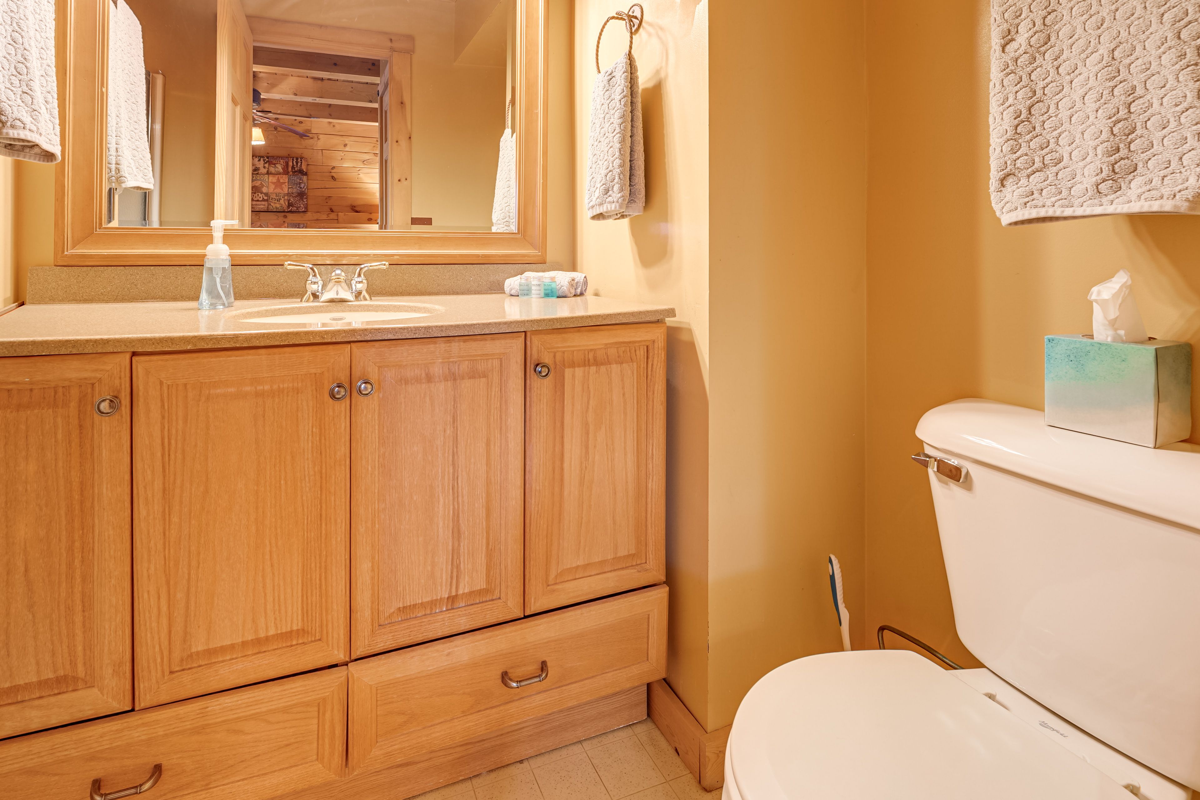 En-Suite Bathroom | Main Floor | Towels Provided | Complimentary Toiletries