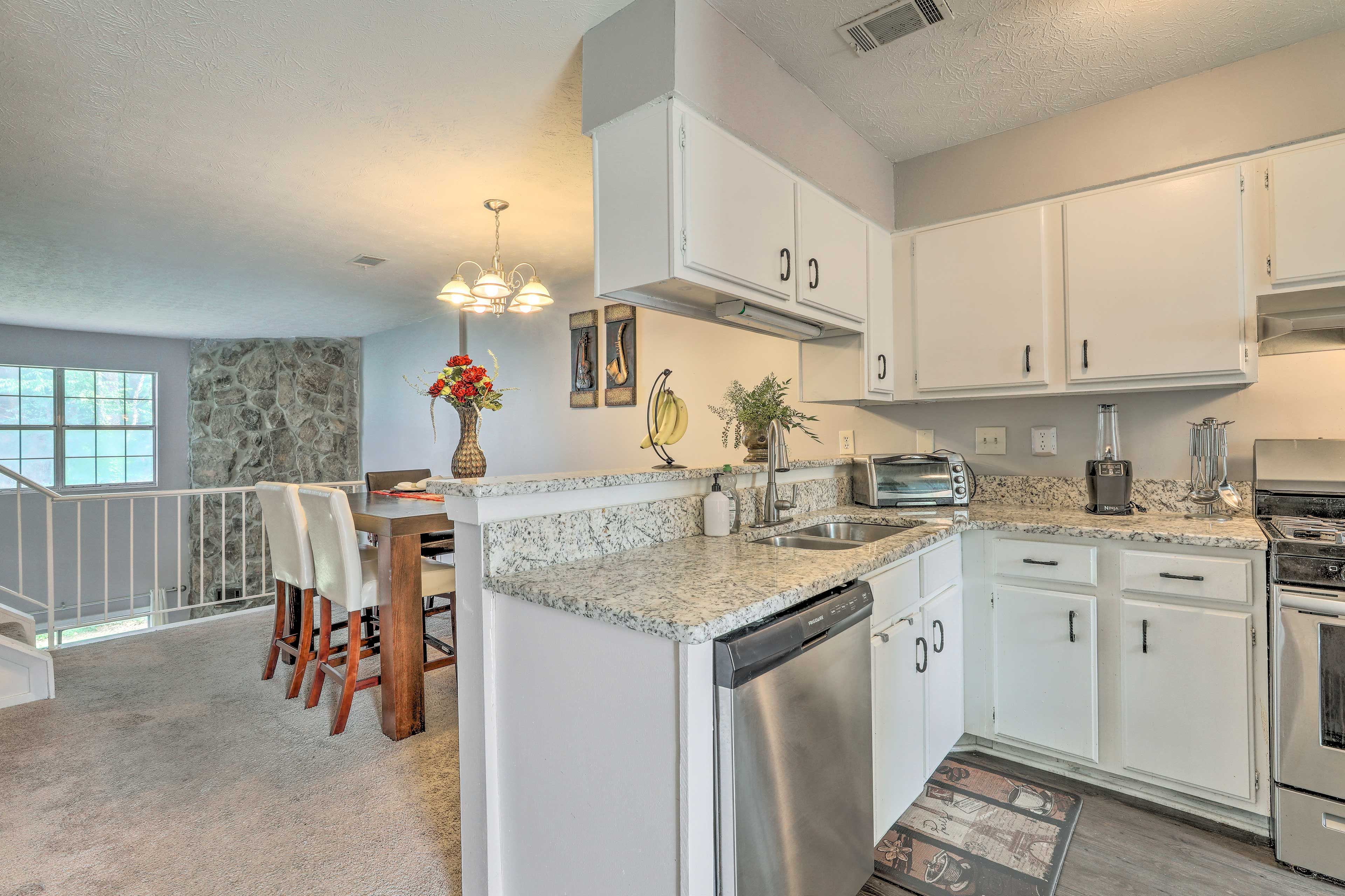 Full Kitchen | Dishwasher | Gas Range | Fridge
