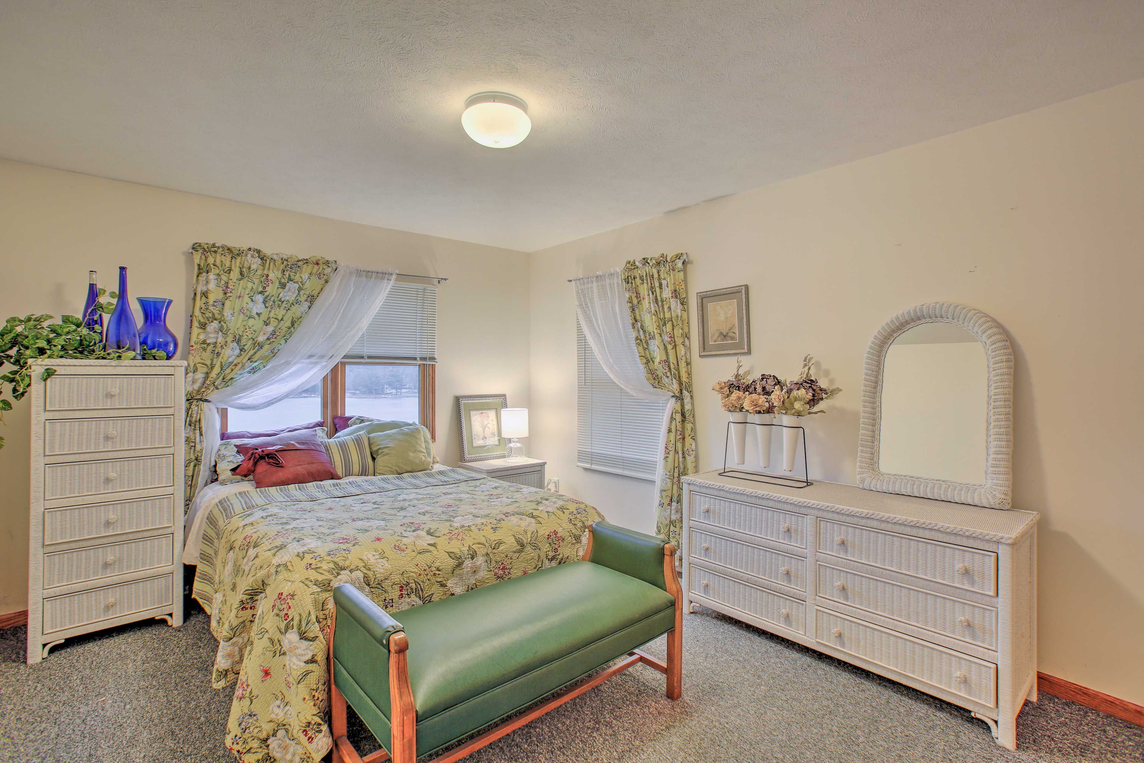 Bedroom 2 | 3rd Floor | Queen Bed
