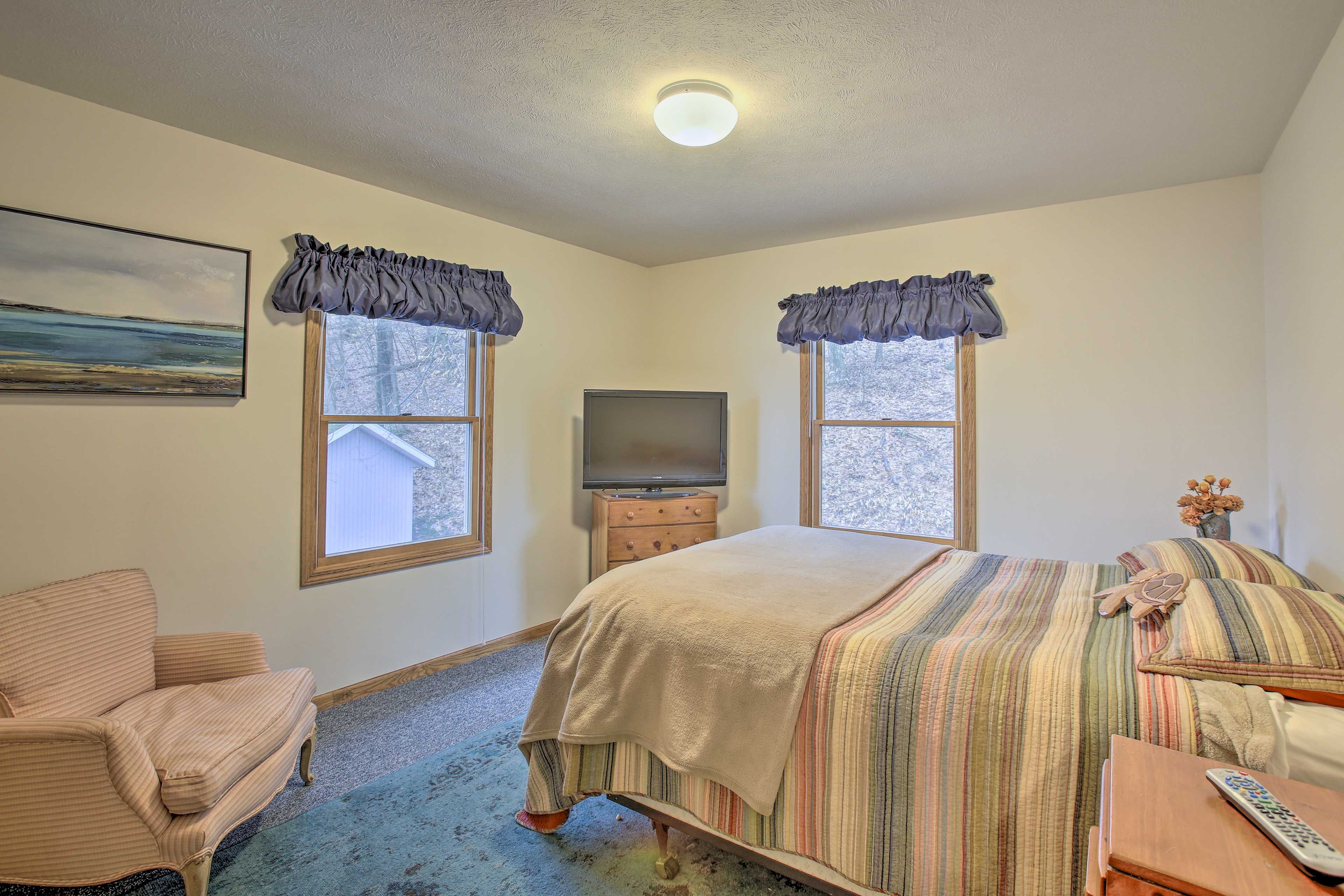 Bedroom 1 | 3rd Floor | Queen Bed | Linens Provided