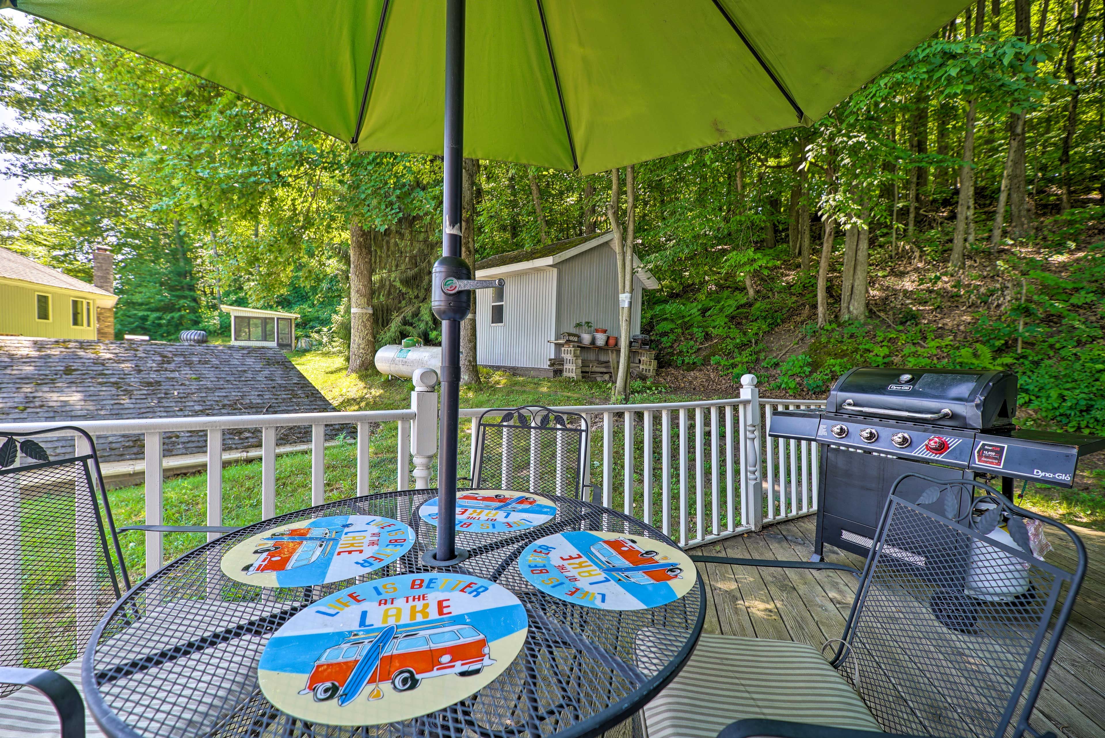 Deck w/ Charcoal Grill