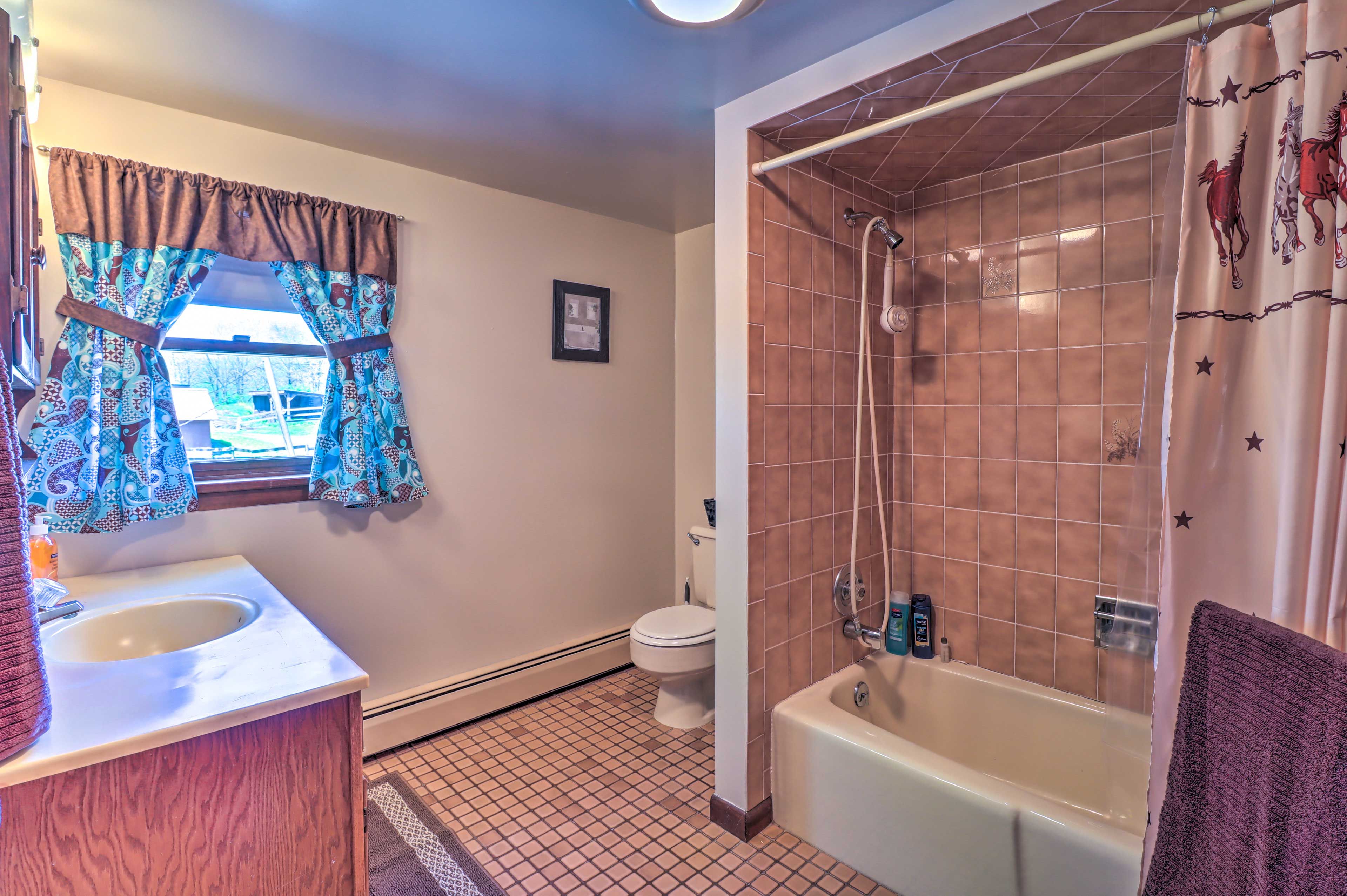 Full Bathroom | 2nd Floor | Towels & Linens Provided