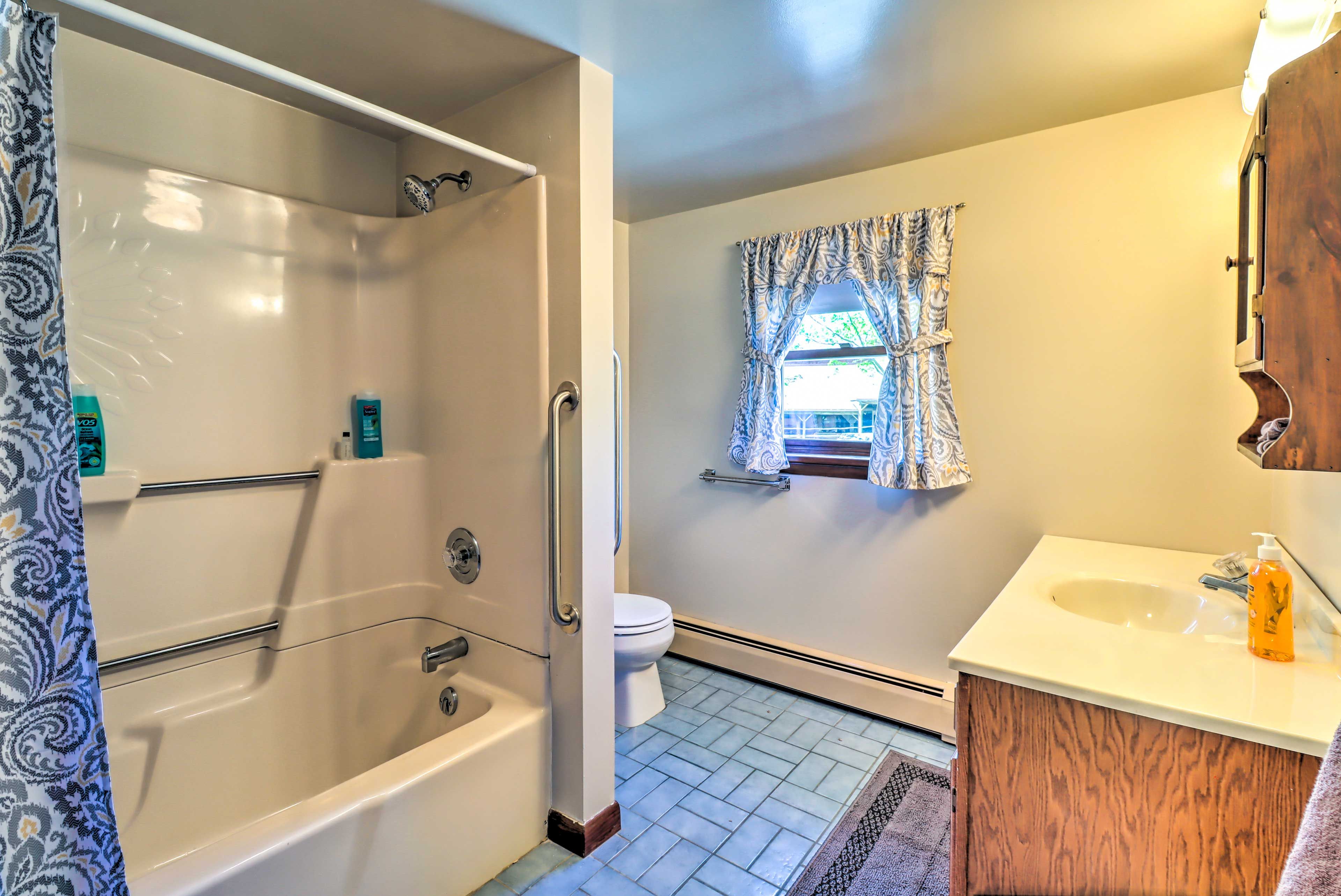 Full Bathroom | 2nd Floor | Complimentary Toiletries