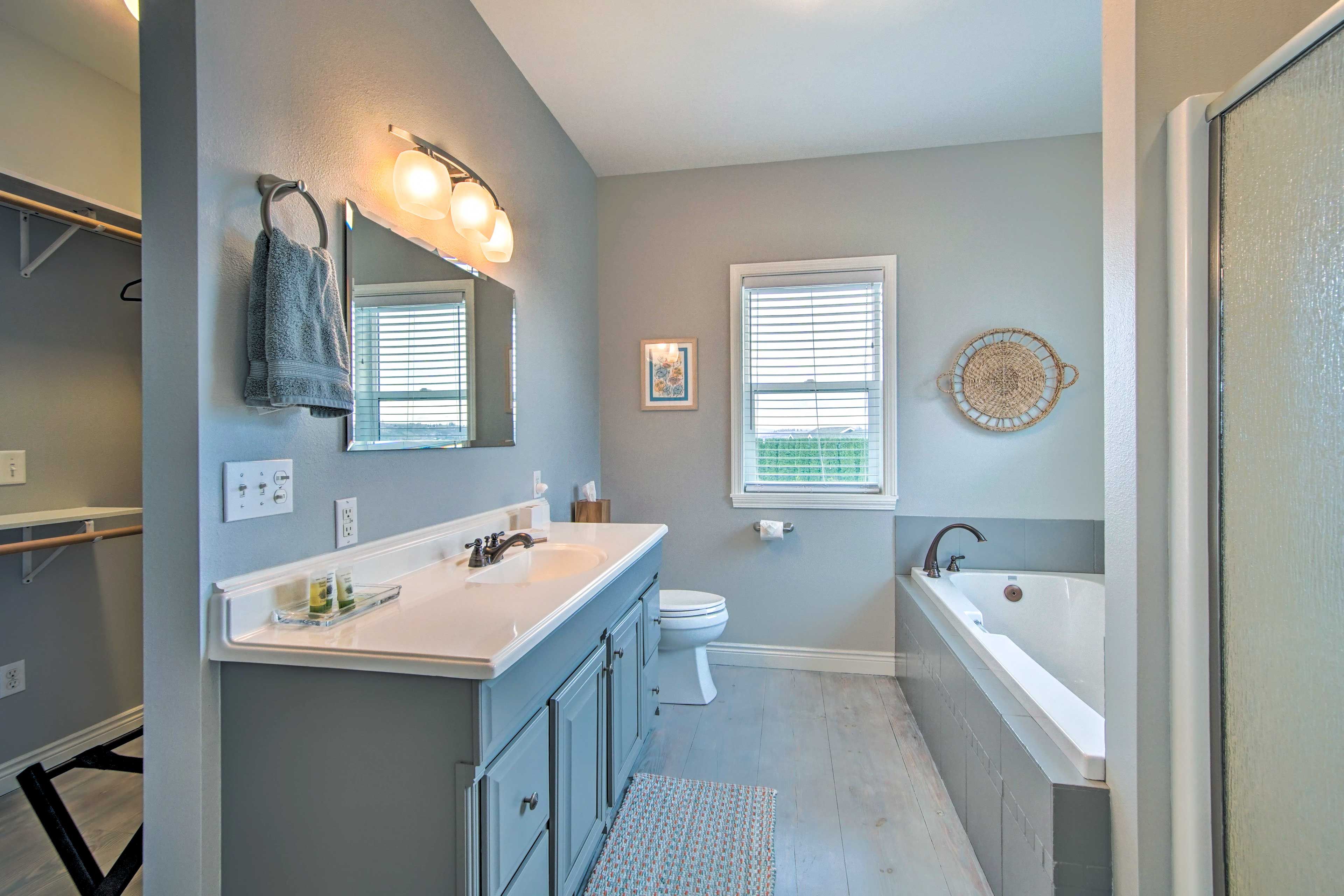 En-Suite Bathroom | Linens & Towels Provided