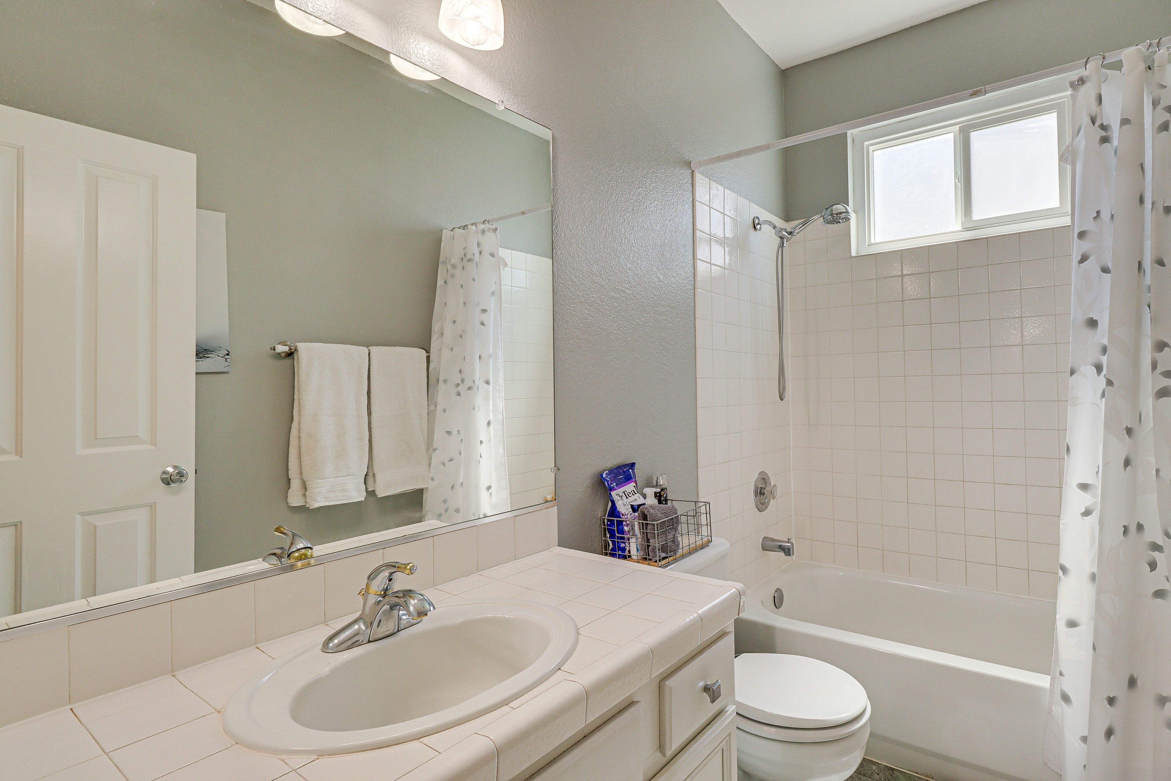 Full Bathroom | Towels Provided