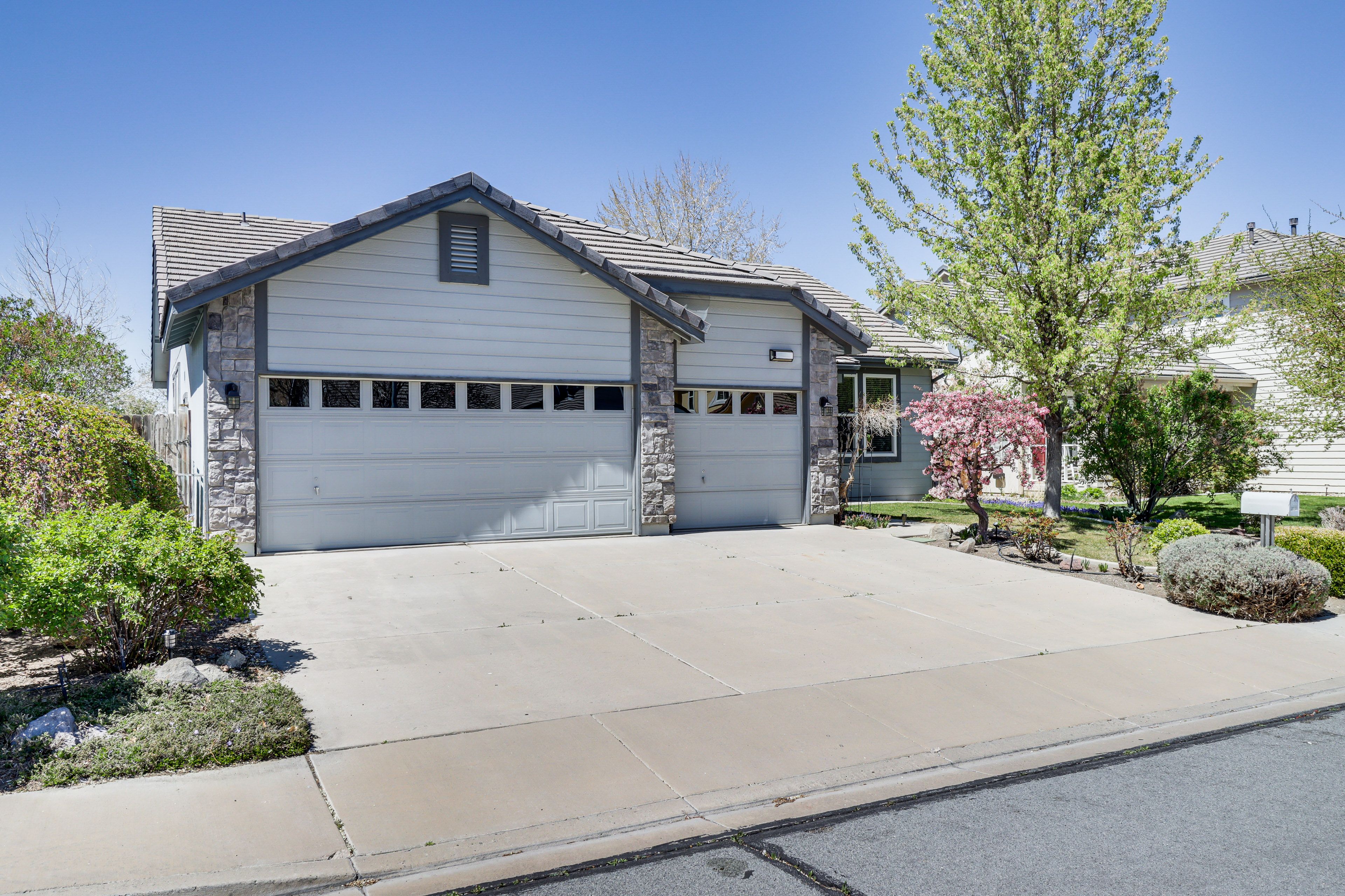 Parking | Garage (3 Vehicles) | Driveway (3 Vehicles)