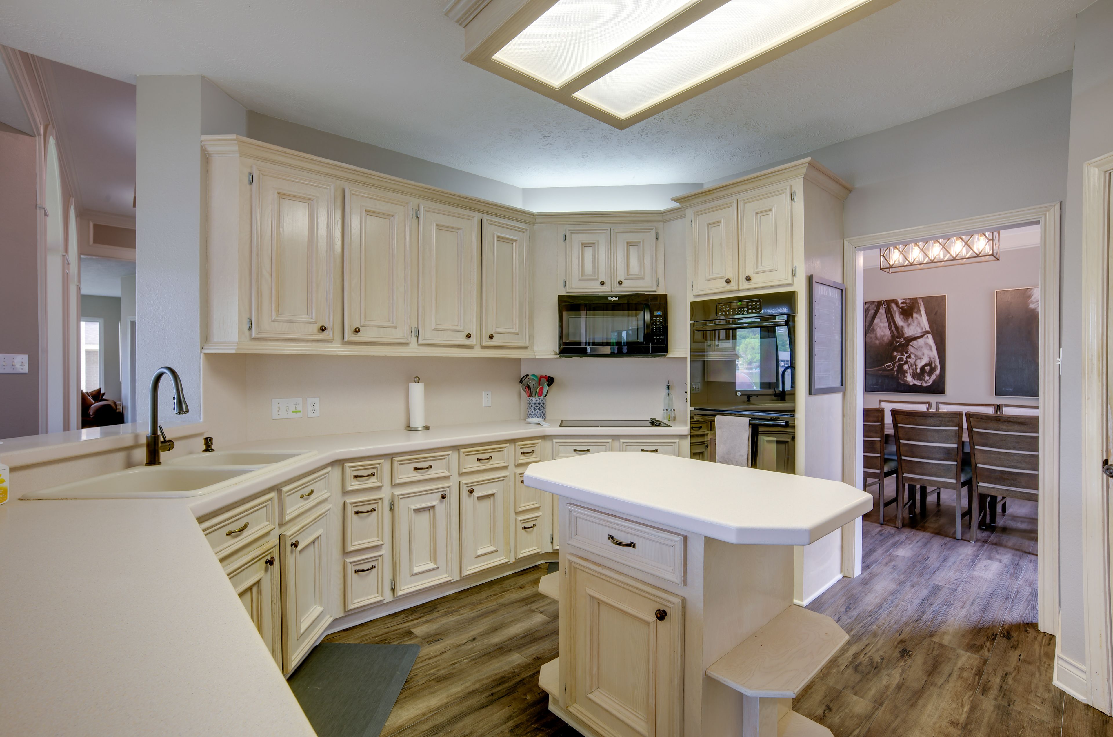 Kitchen | Blender | 2 Toasters | Pots & Pans