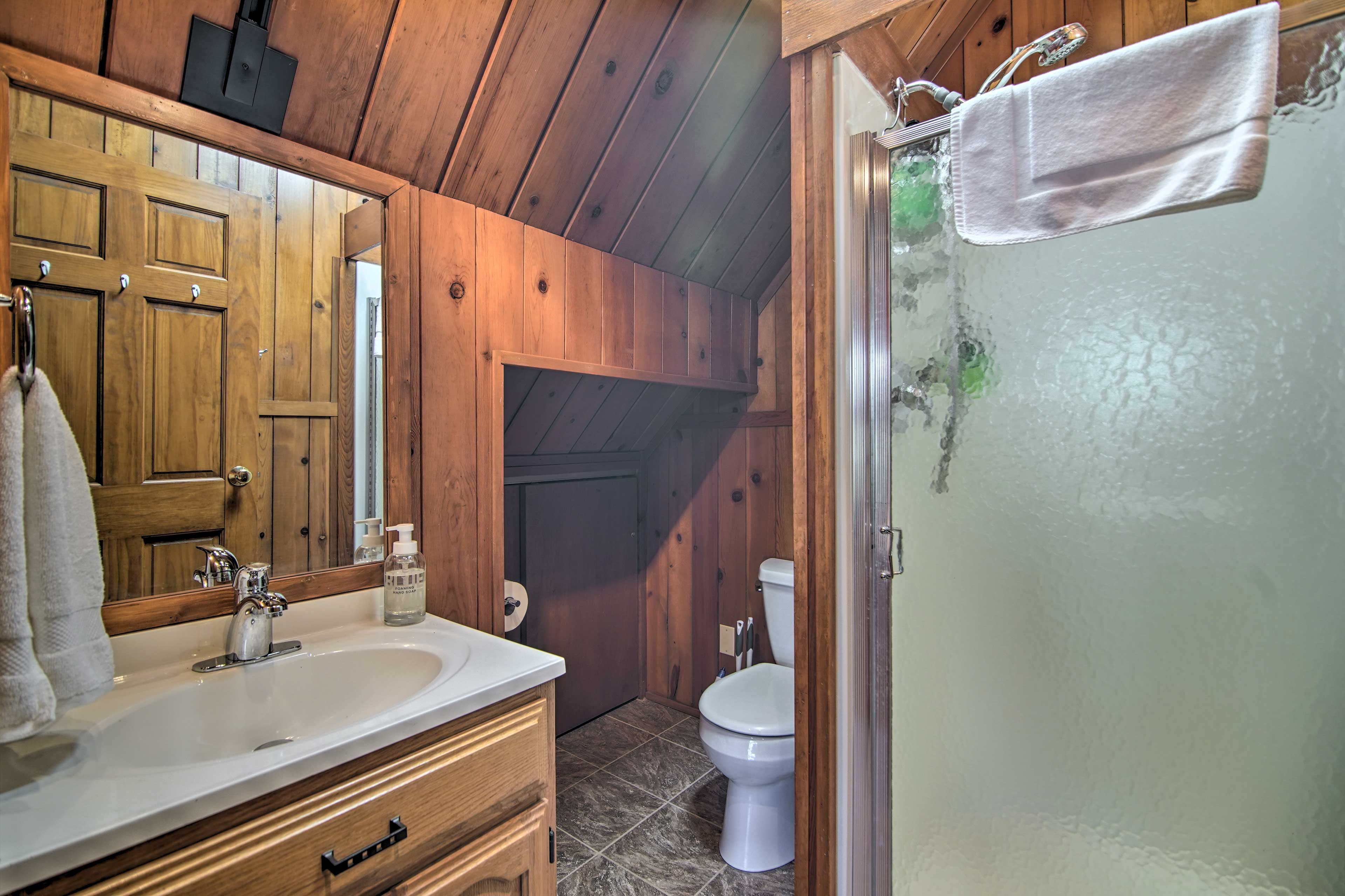 Full Bathroom | 2nd Floor | Complimentary Toiletries | Walk-In Shower