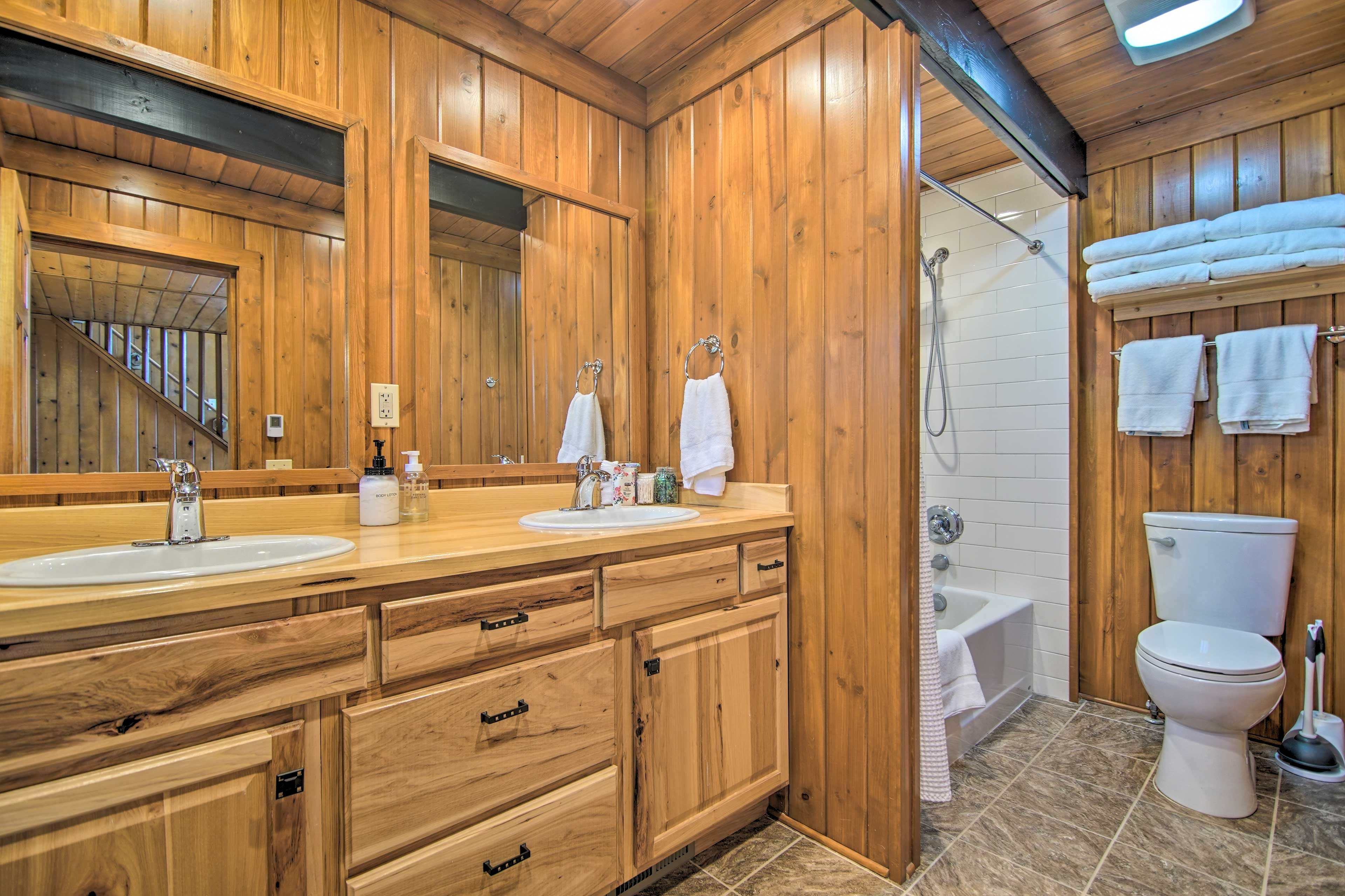 Full Bathroom | 1st Floor | Complimentary Toiletries