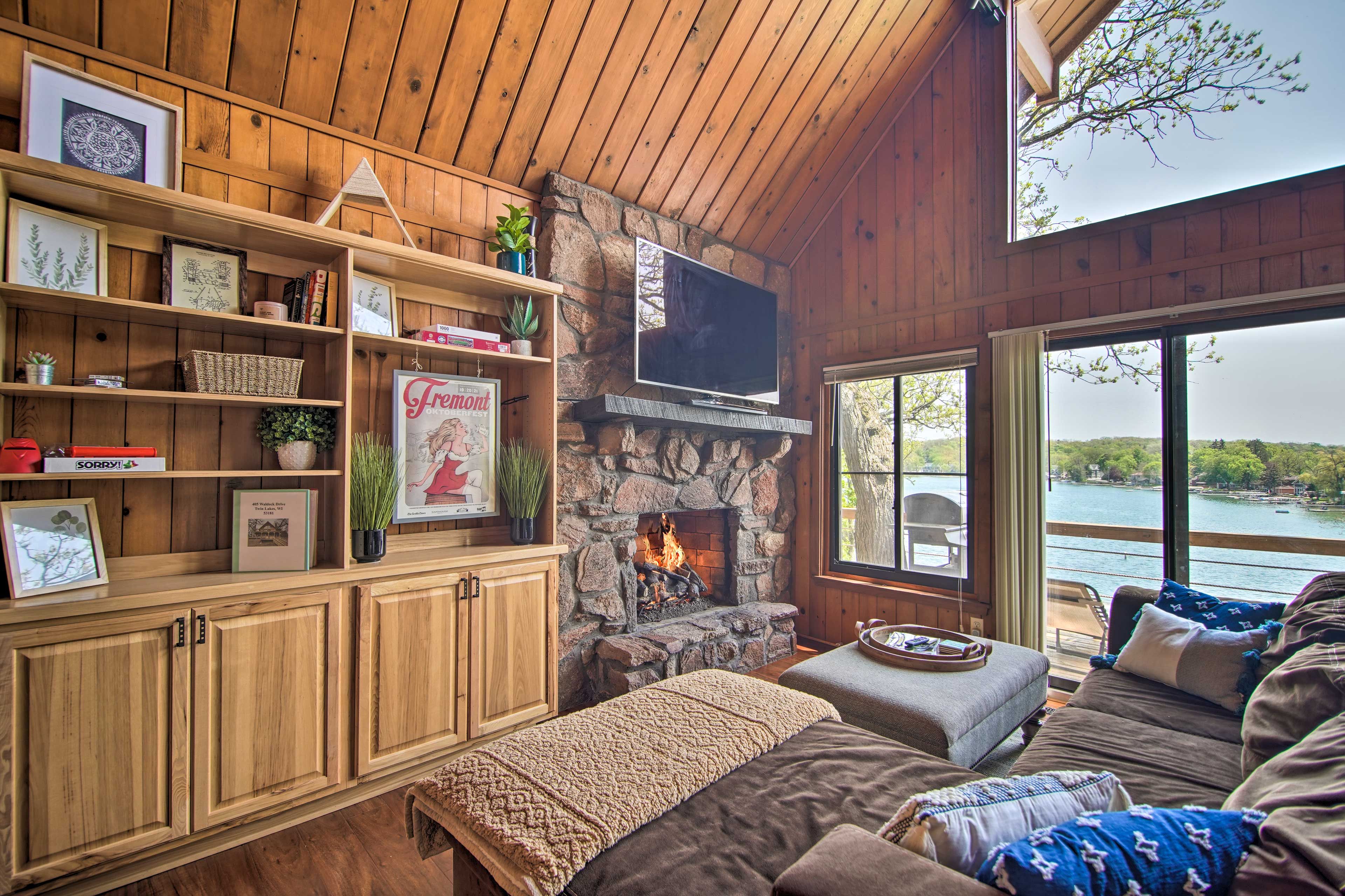 Living Area | Smart TV | Gas Fireplace | Board Games & Puzzles