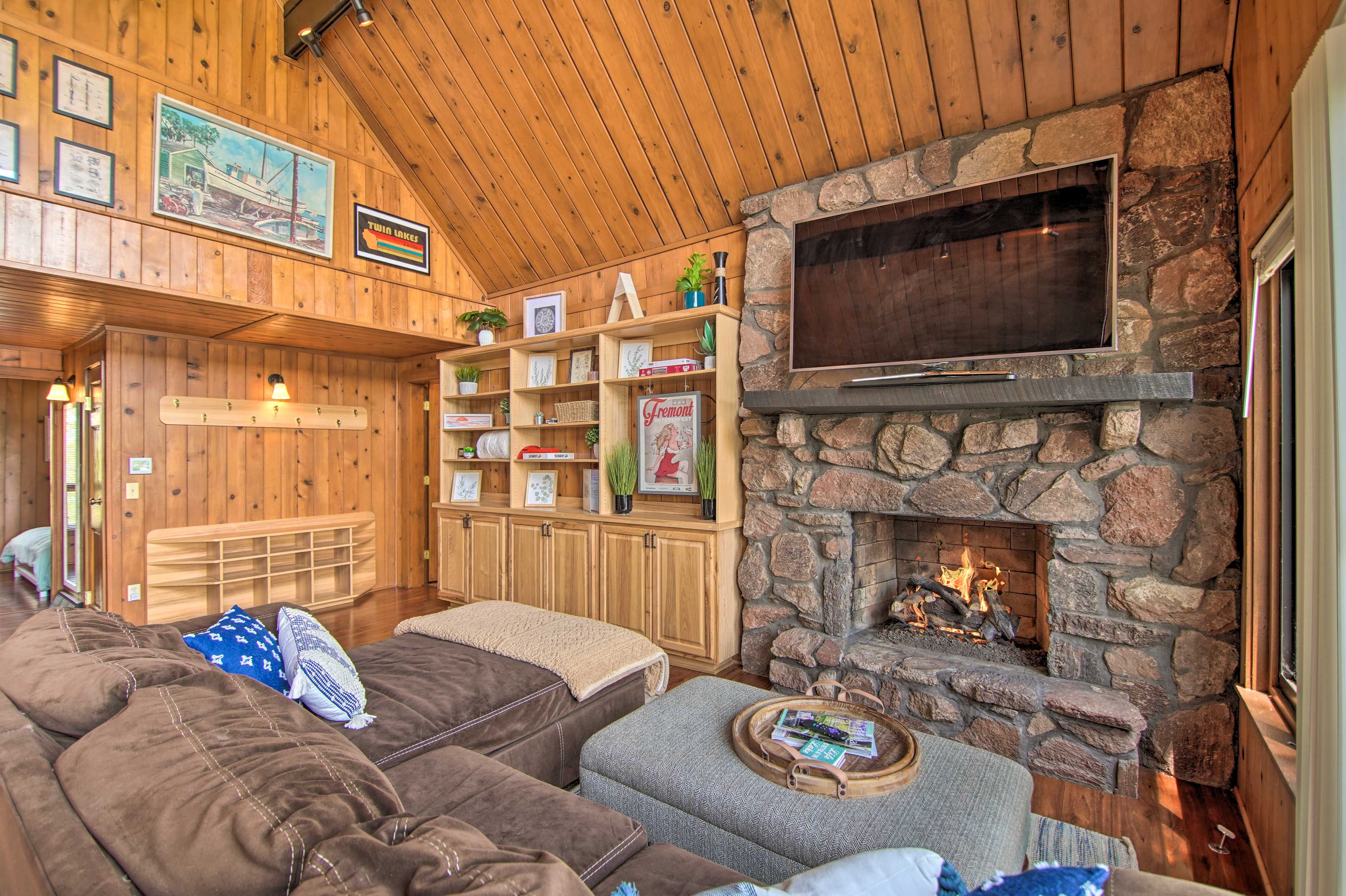 Living Area | 1st Floor | Central Air Conditioning/Heating