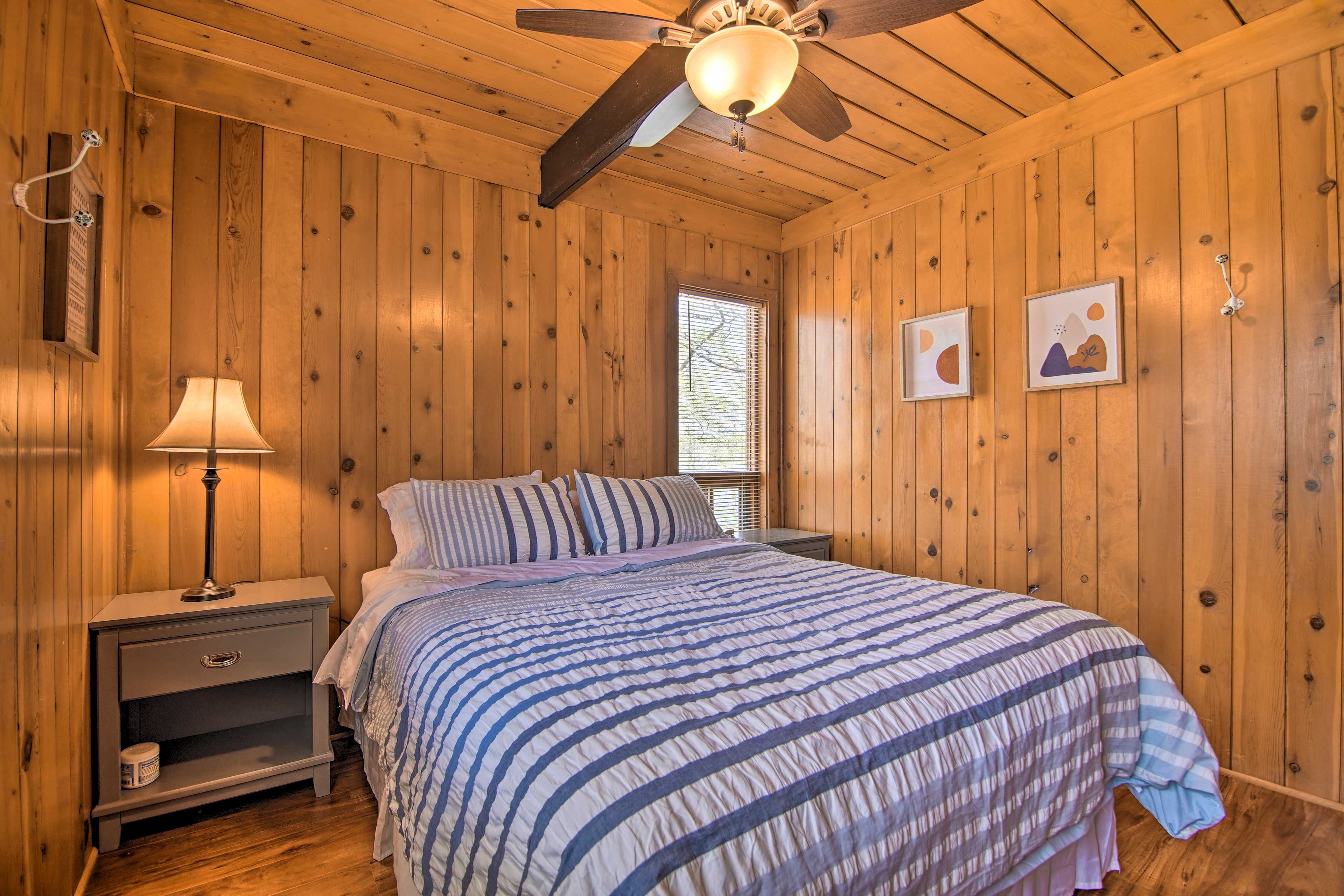 Bedroom 1 | Queen Bed | 1st Floor