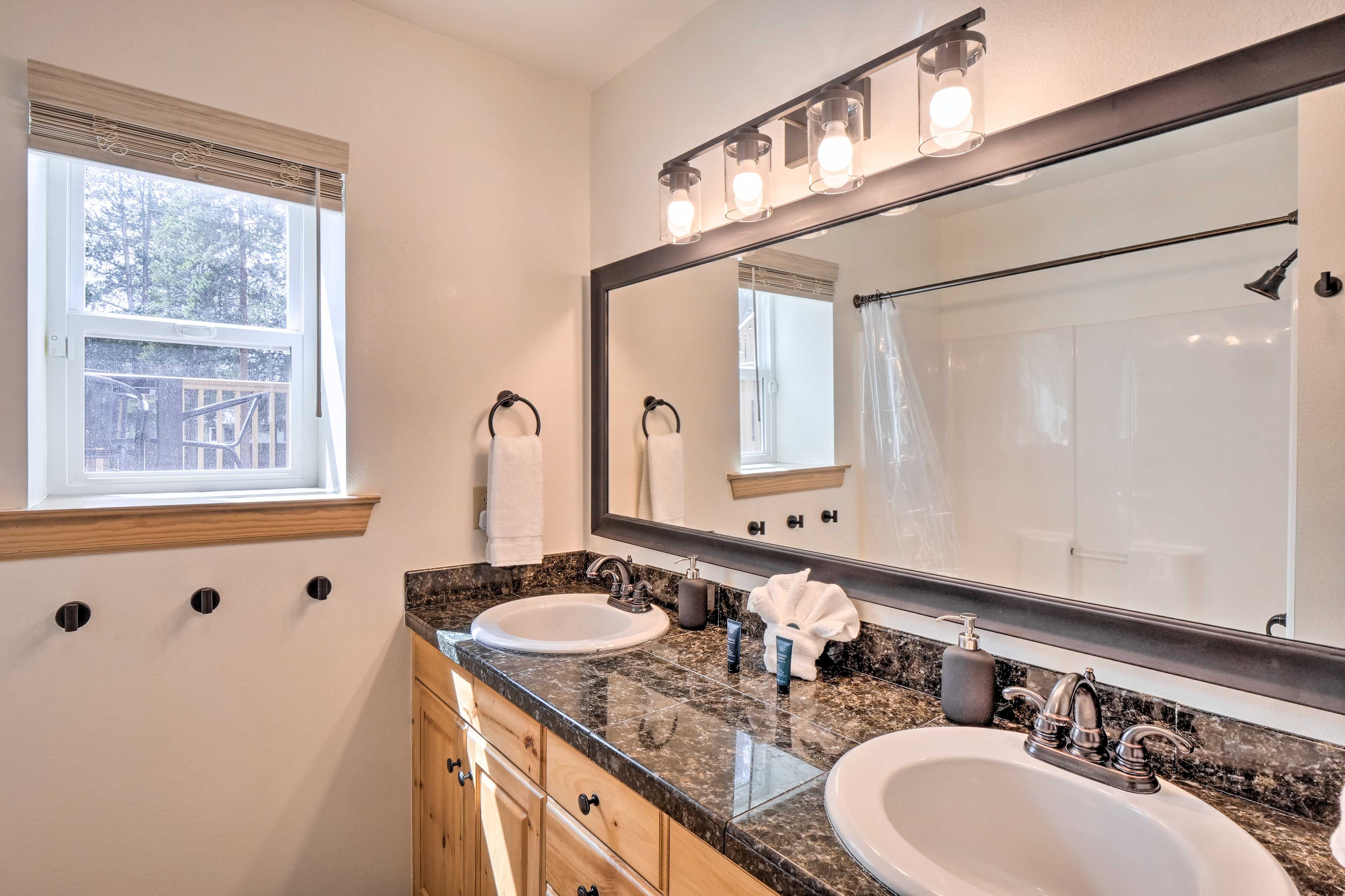 Full Bathroom | Lower Level | Shower/Tub Combo | Complimentary Toiletries