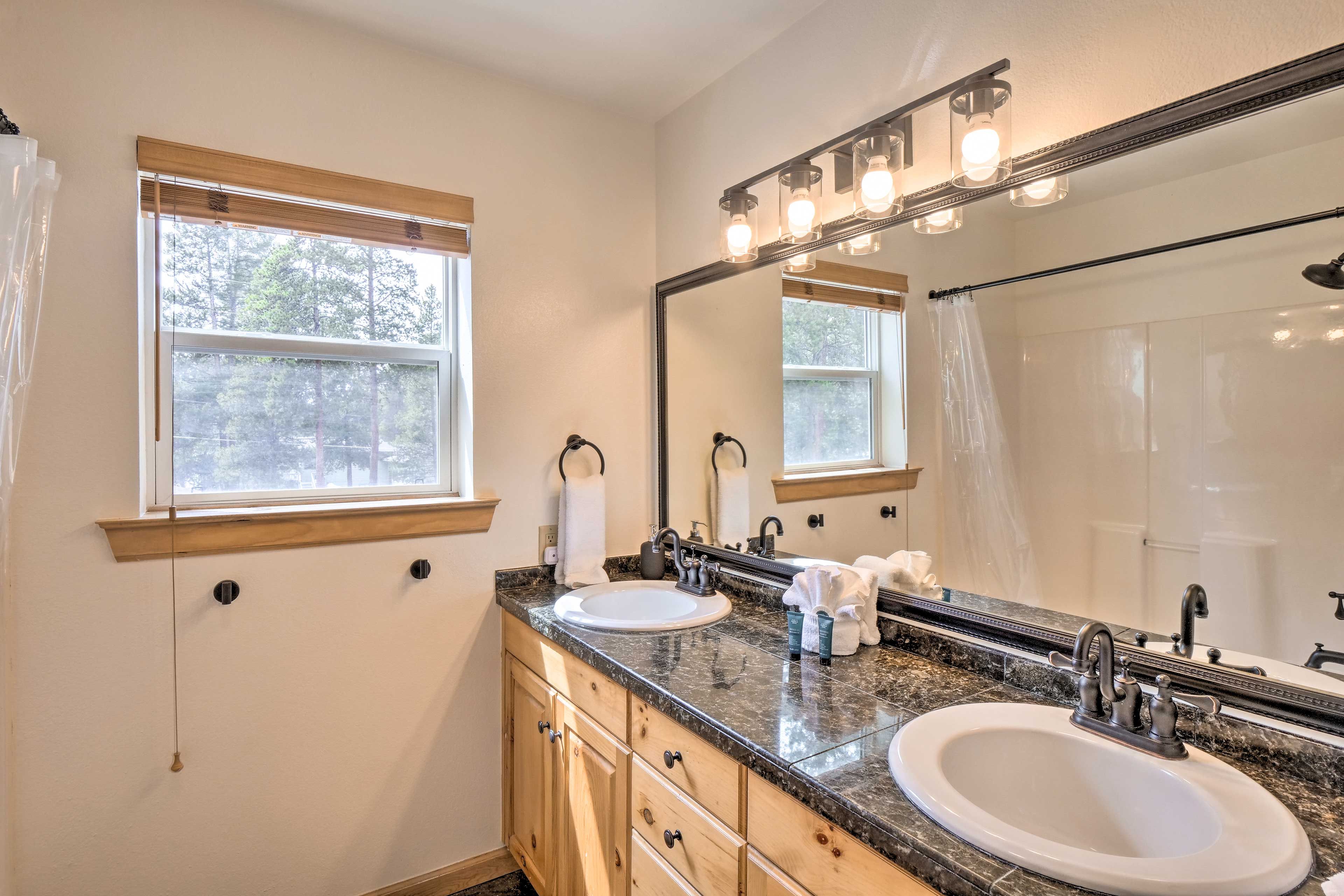 Full Bathroom | Main Level | Shower/Tub Combo | Complimentary Toiletries