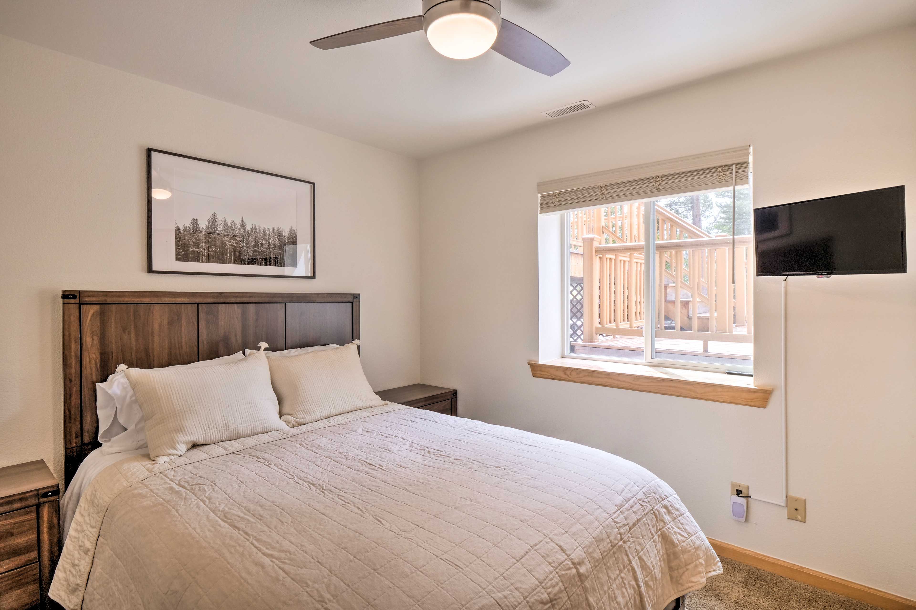 Bedroom 3 | Queen Bed | Lower Level | Smart TV