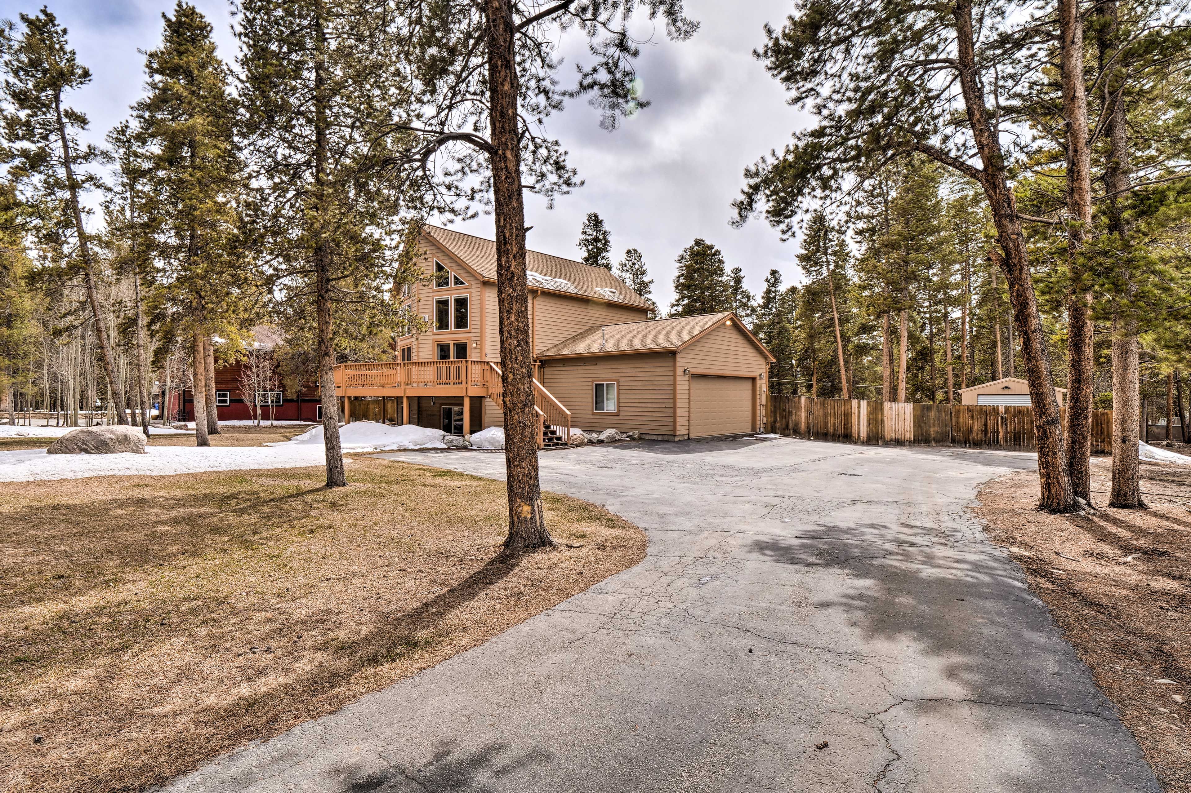 Parking | Garage (2 Vehicles) | Driveway (4 Vehicles) | RV/Trailer Parking