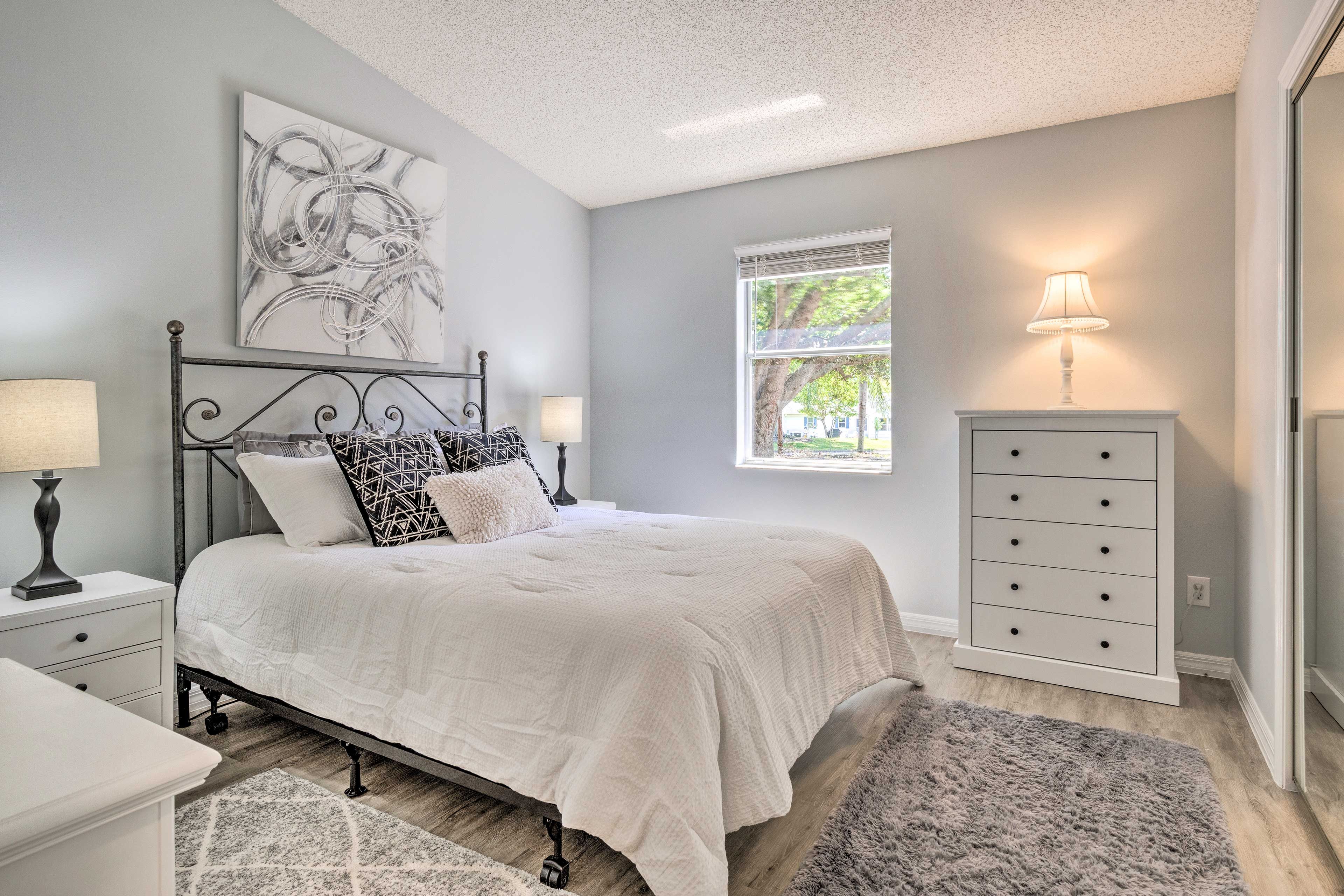 Bedroom 2 | Queen Bed