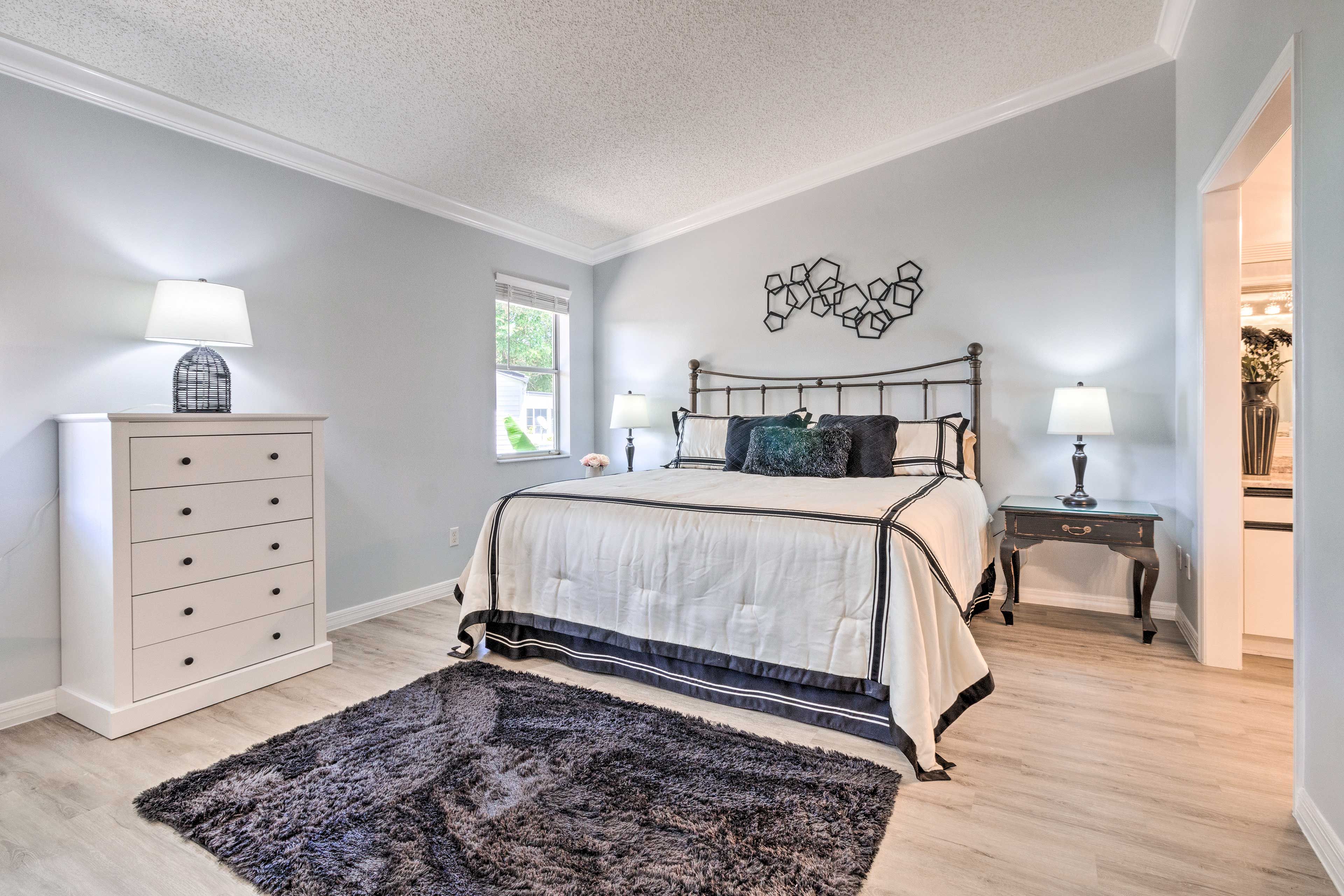 Bedroom 1 | King Bed