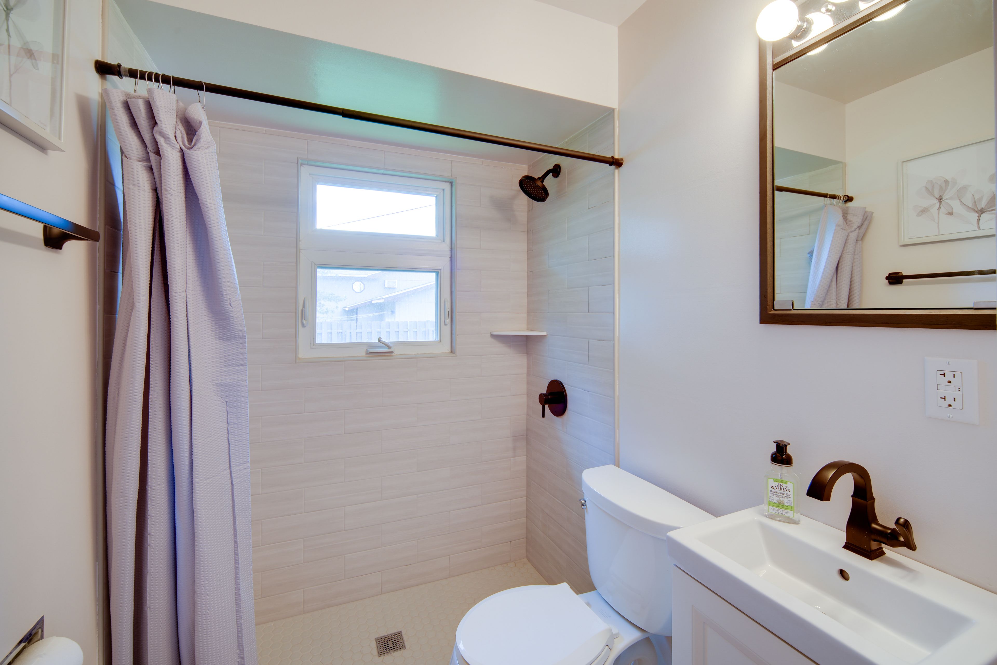 Full Bathroom | Linens & Towels | Hair Dryer | Complimentary Toiletries