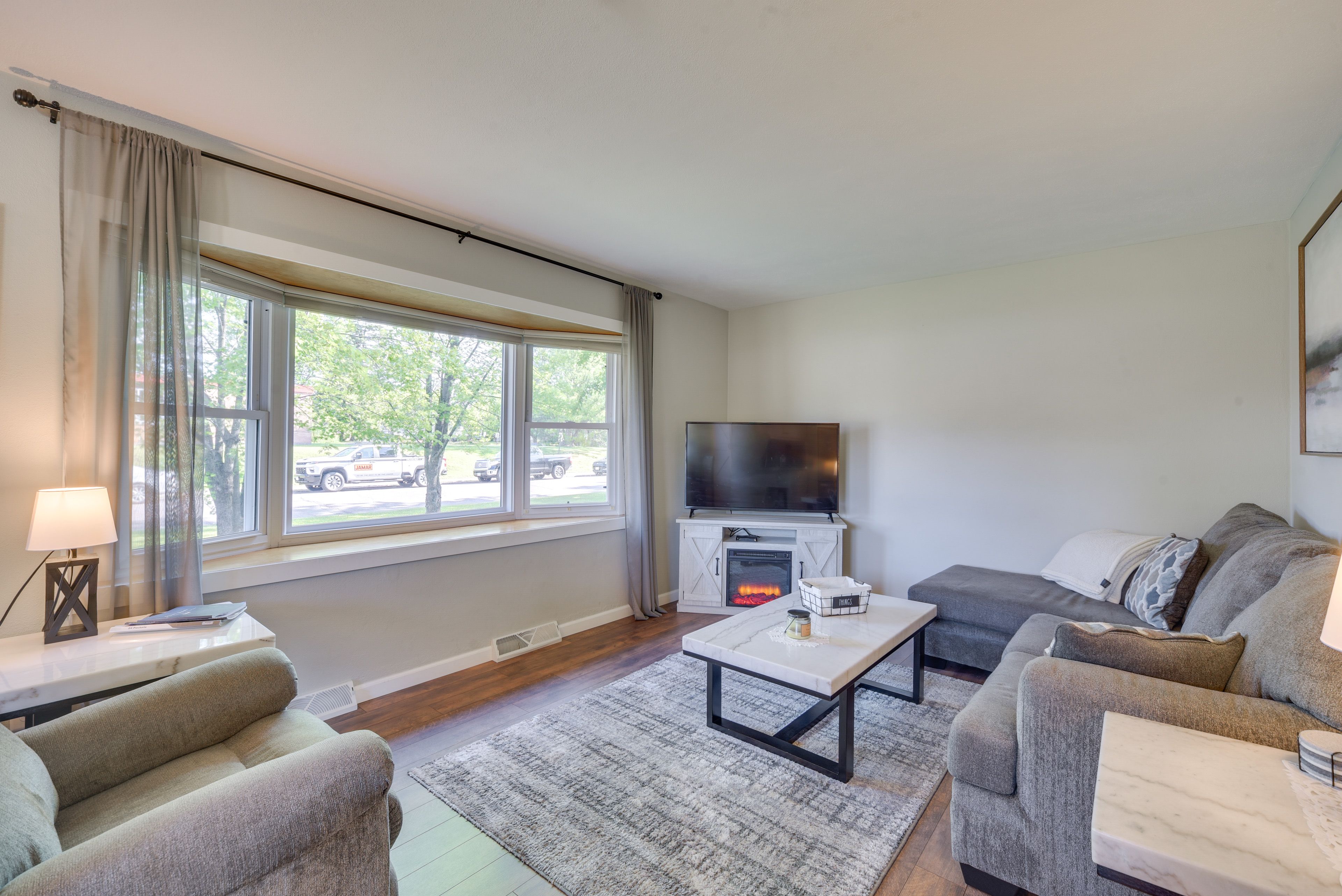 Living Room | Free WiFi | Smart TV w/ Cable