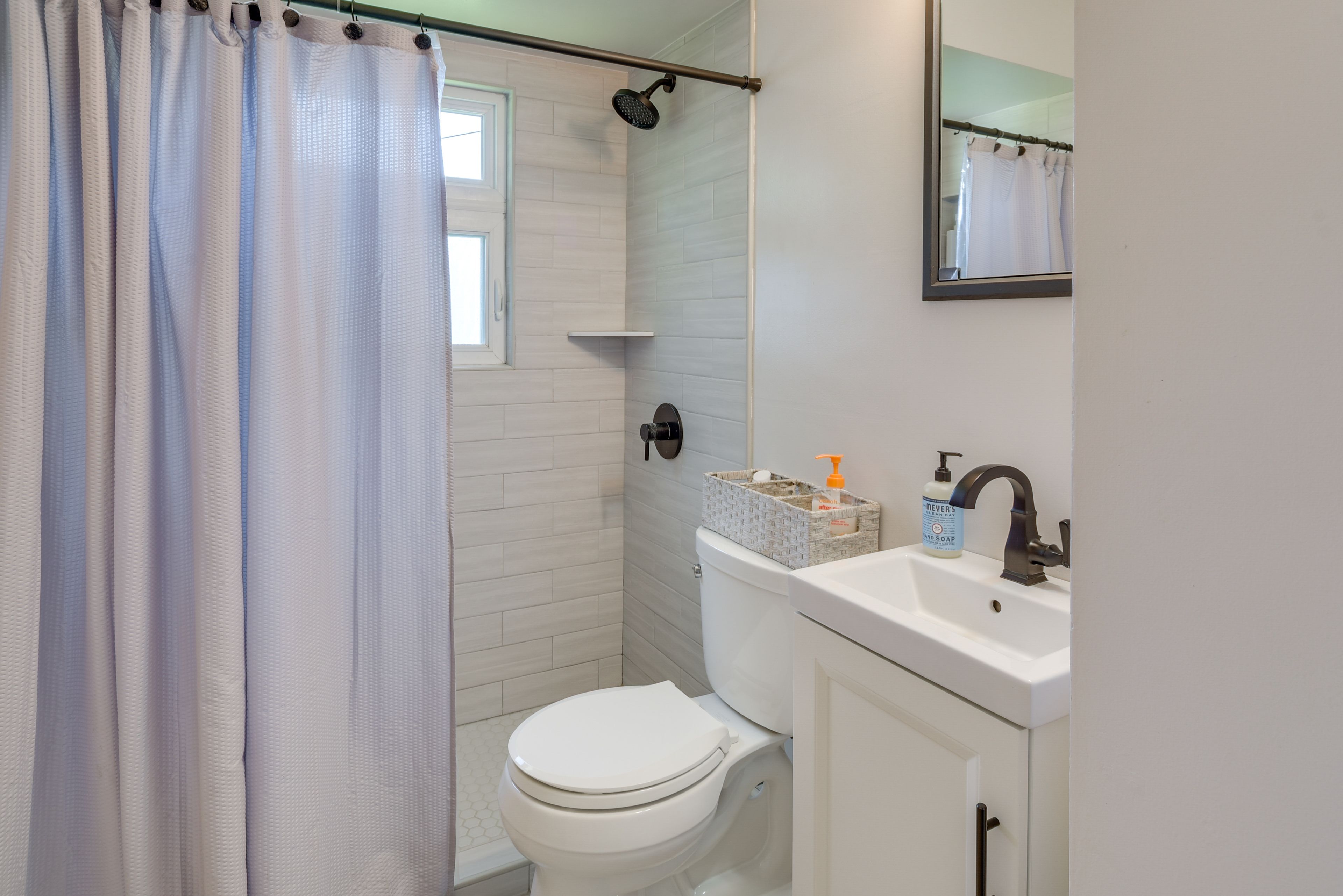 Full Bathroom | Linens & Towels | Hair Dryer | Complimentary Toiletries