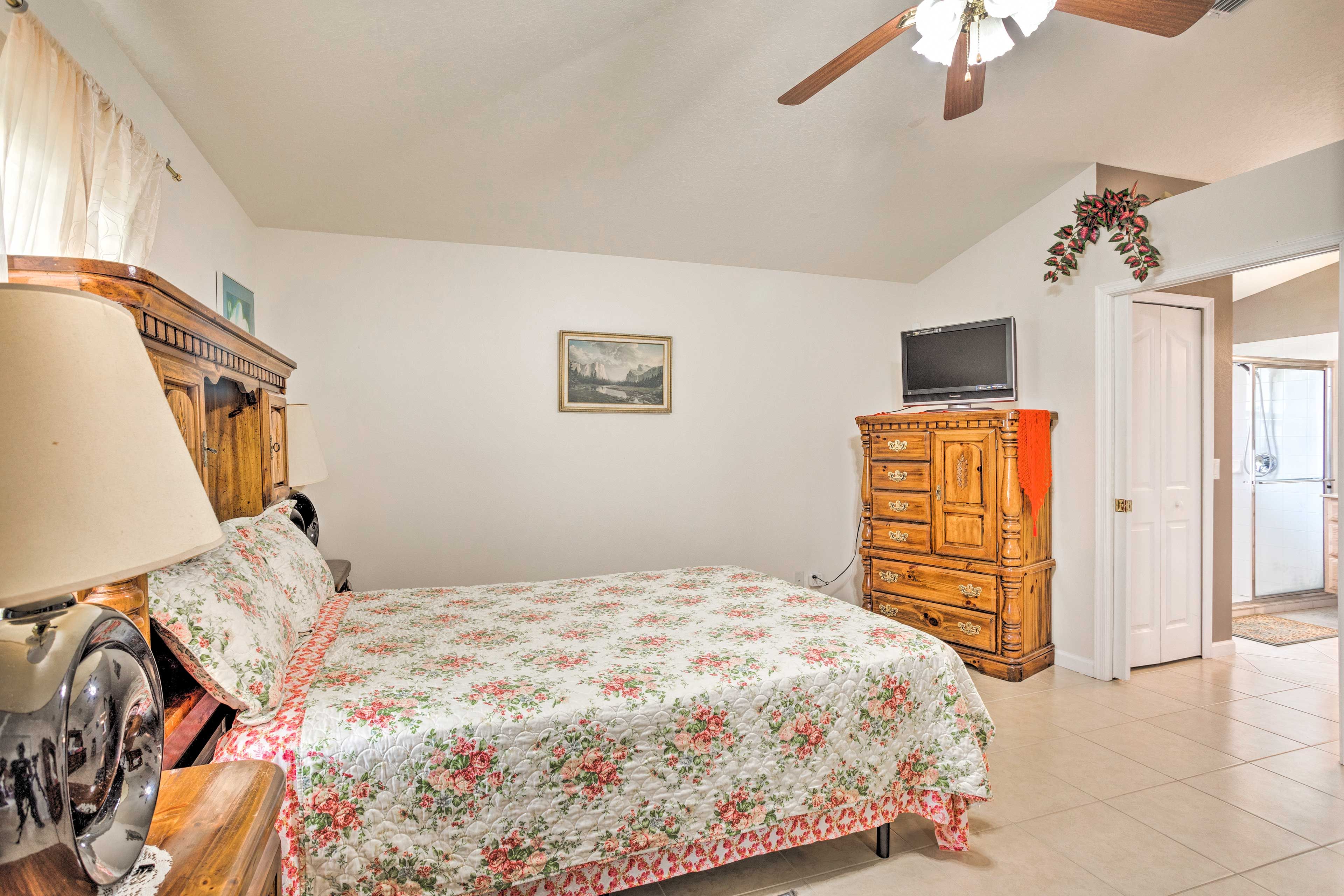 Bedroom 1 | Queen Bed