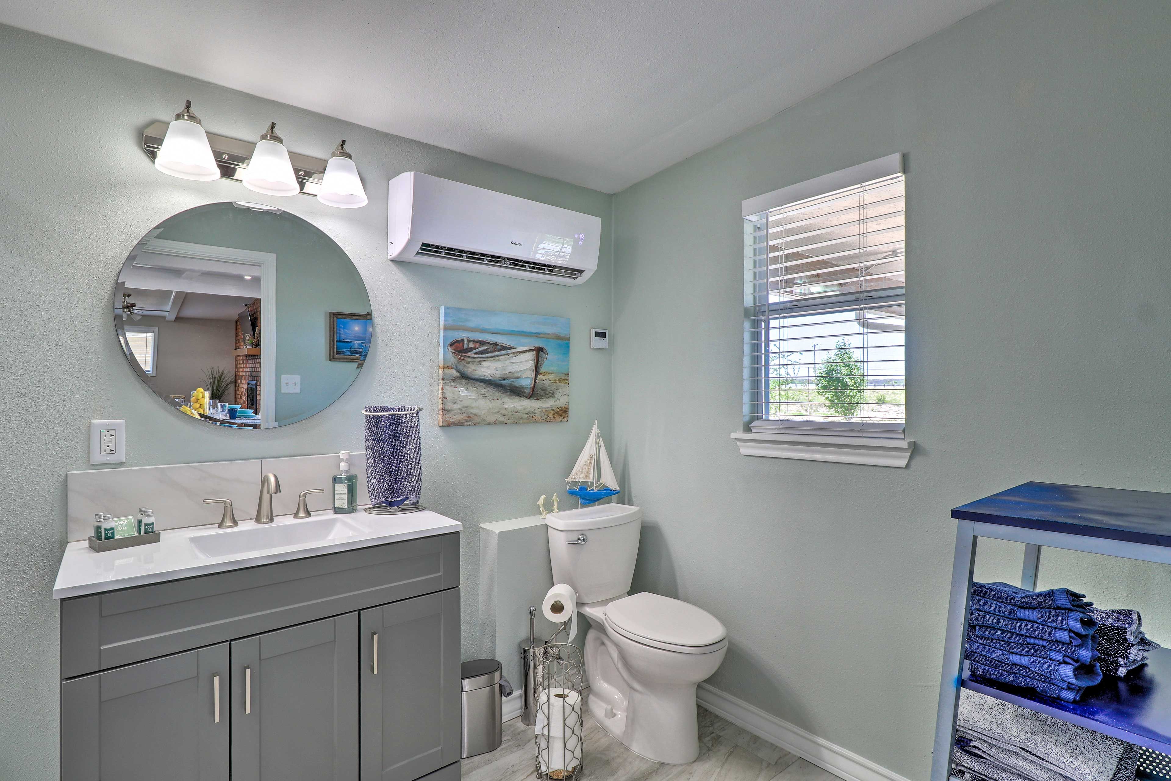 Full Bathroom | Hair Dryer | Complimentary Toiletries