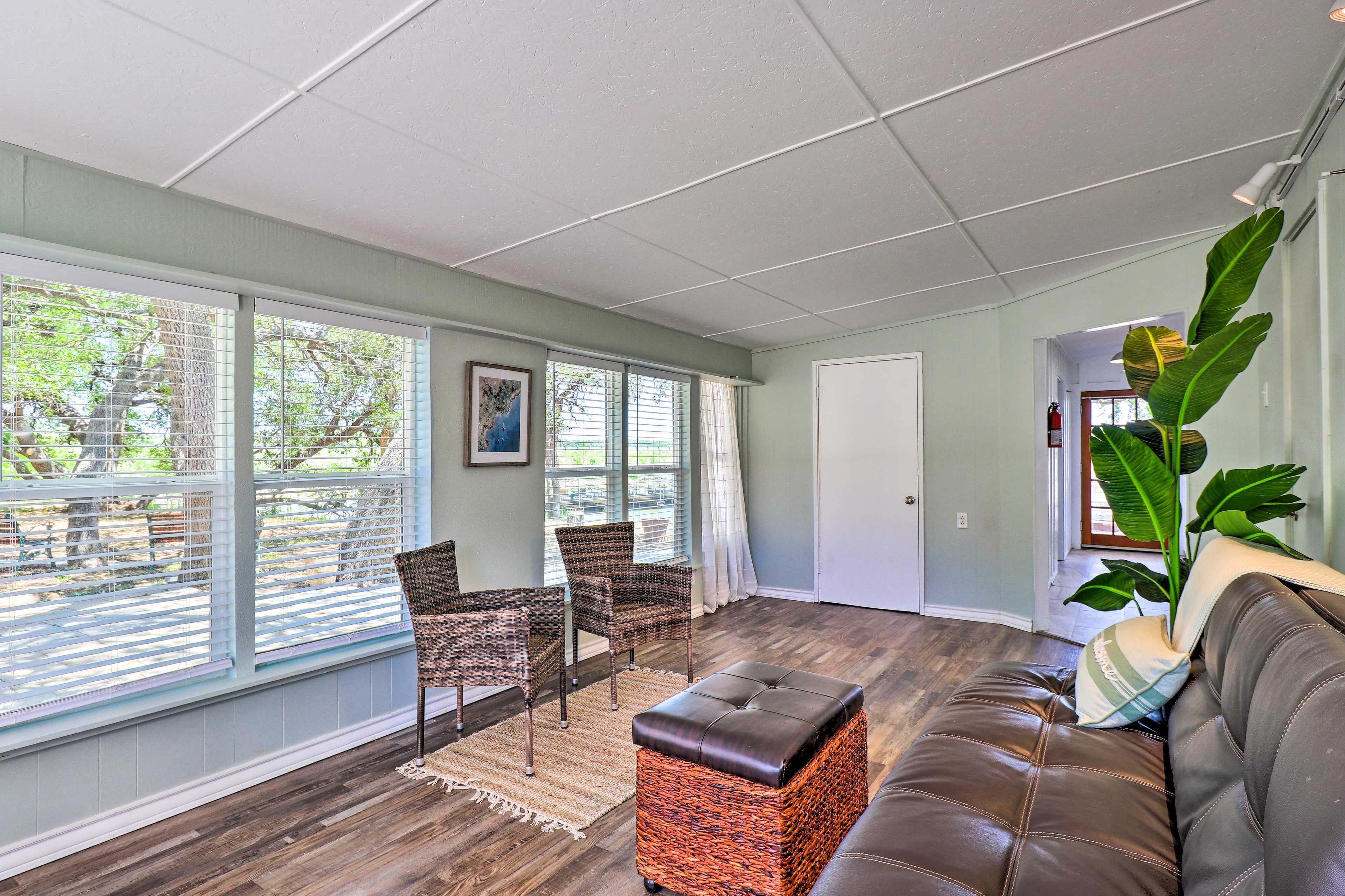 Sunroom | Queen Futon