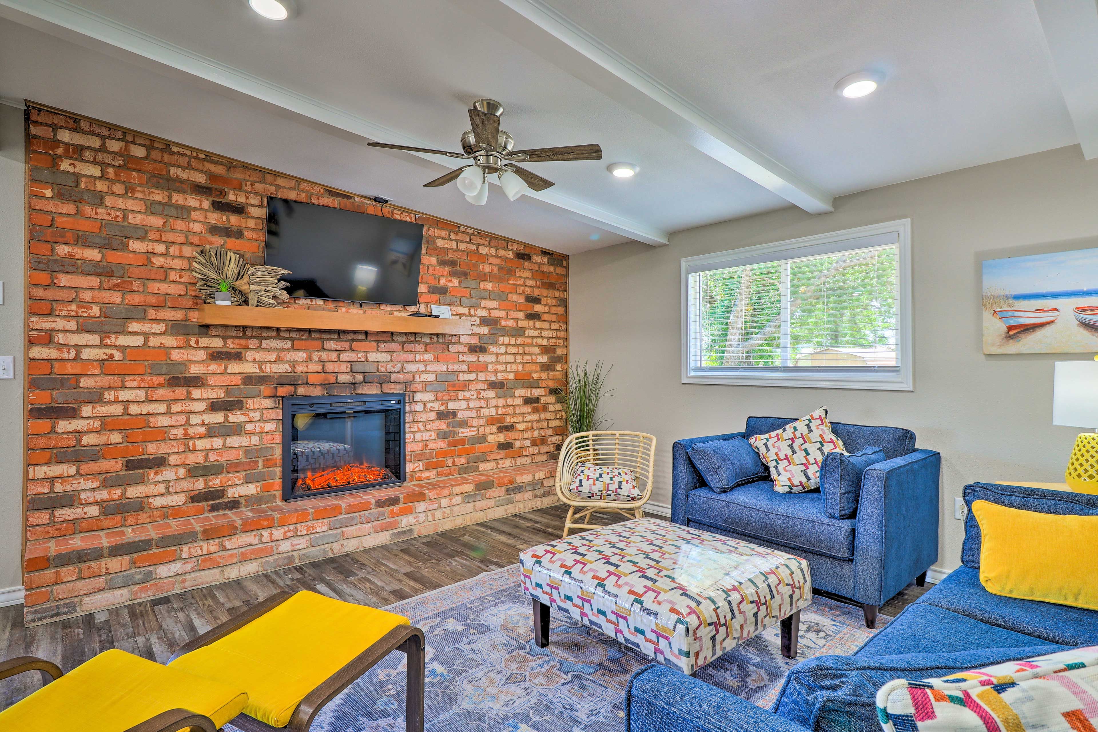 Living Room | Electric Fireplace | Smart TV | Central A/C & Heating