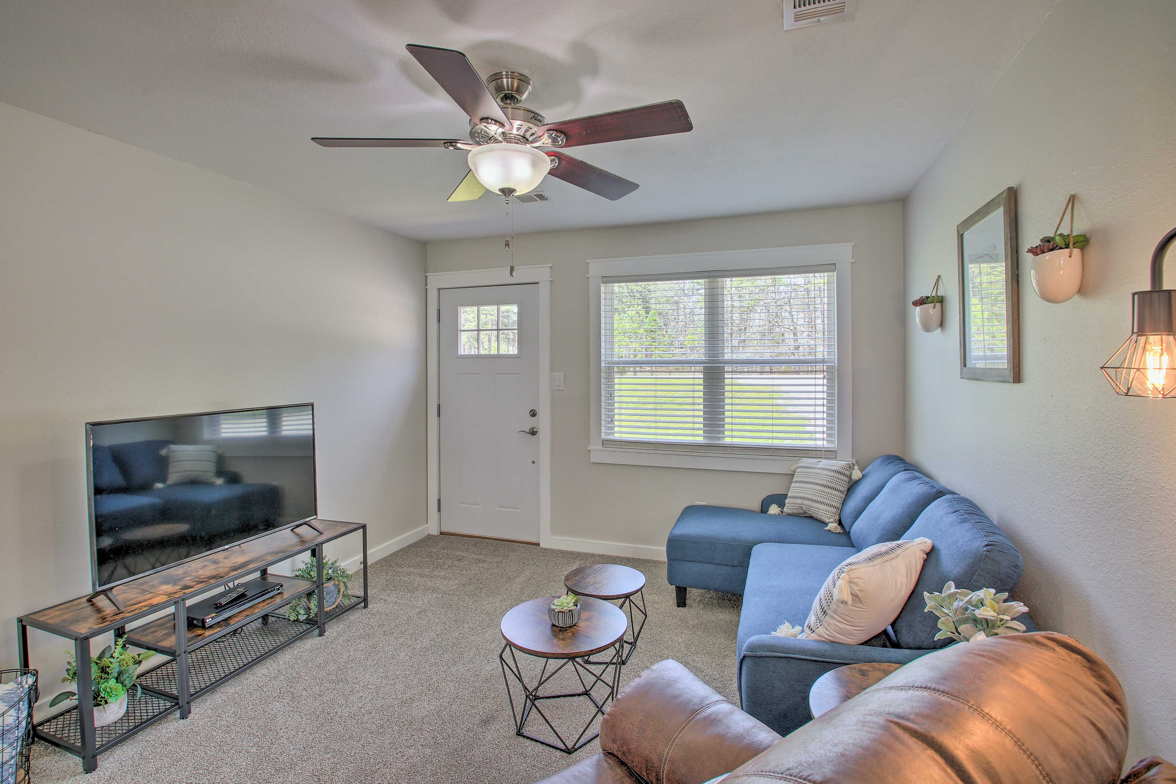 Living Area | Single-Story Home | Cable TV