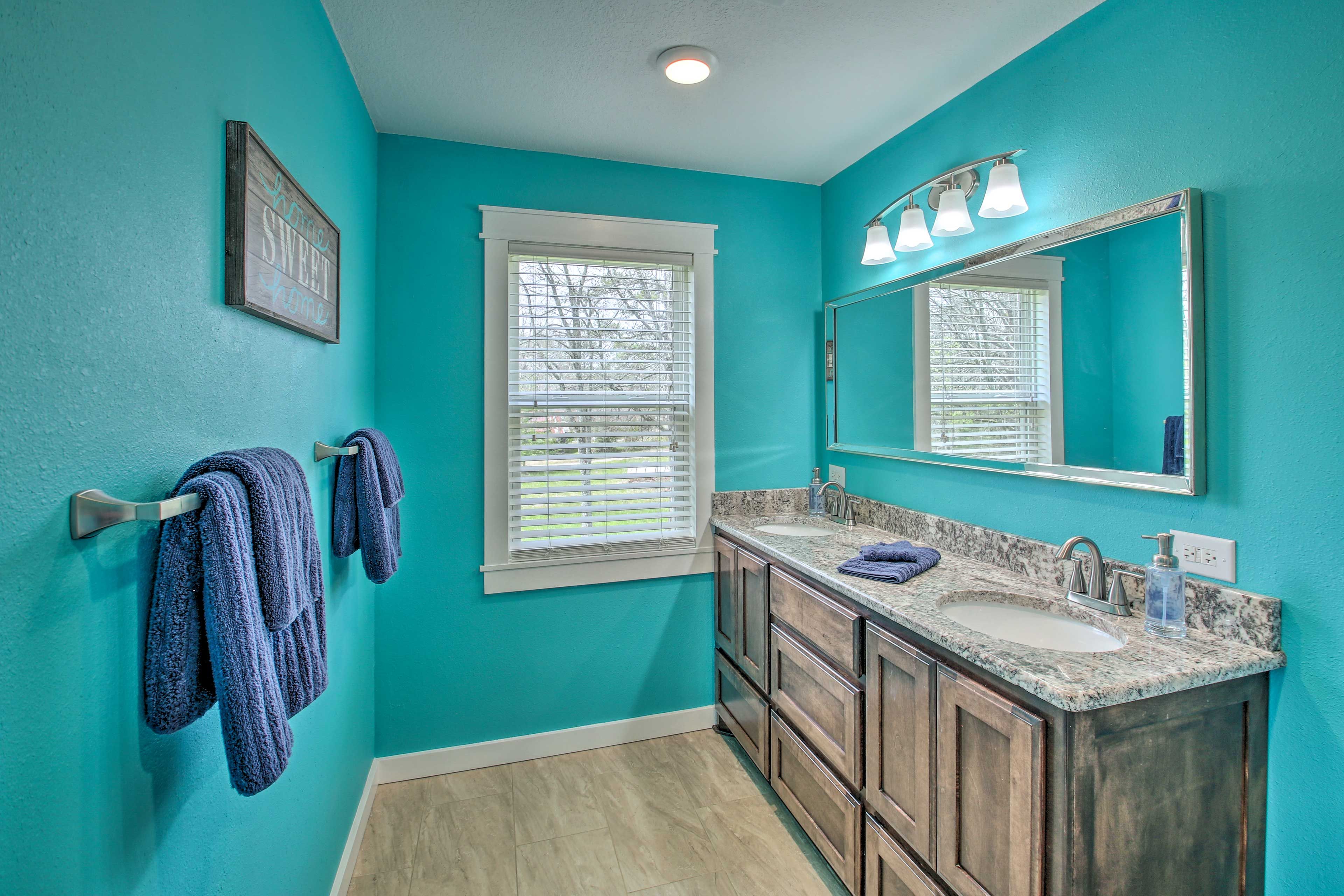 Full Bathroom | Complimentary Toiletries | Hair Dryer