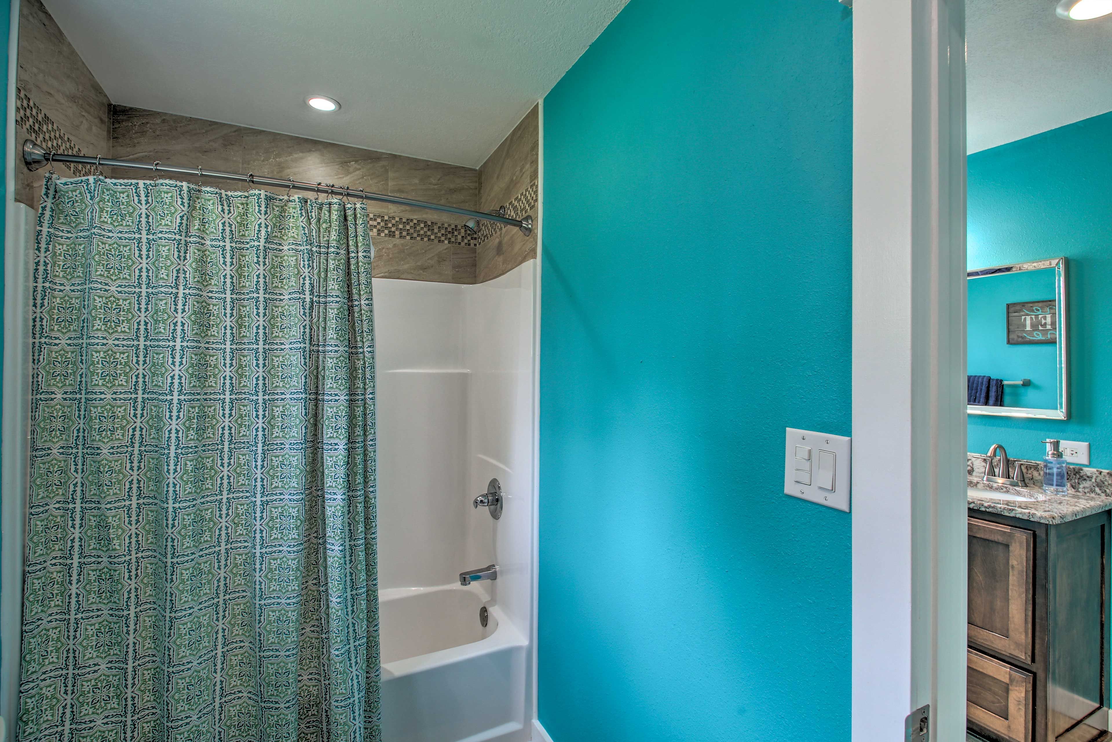 Full Bathroom | Shower/Tub Combo