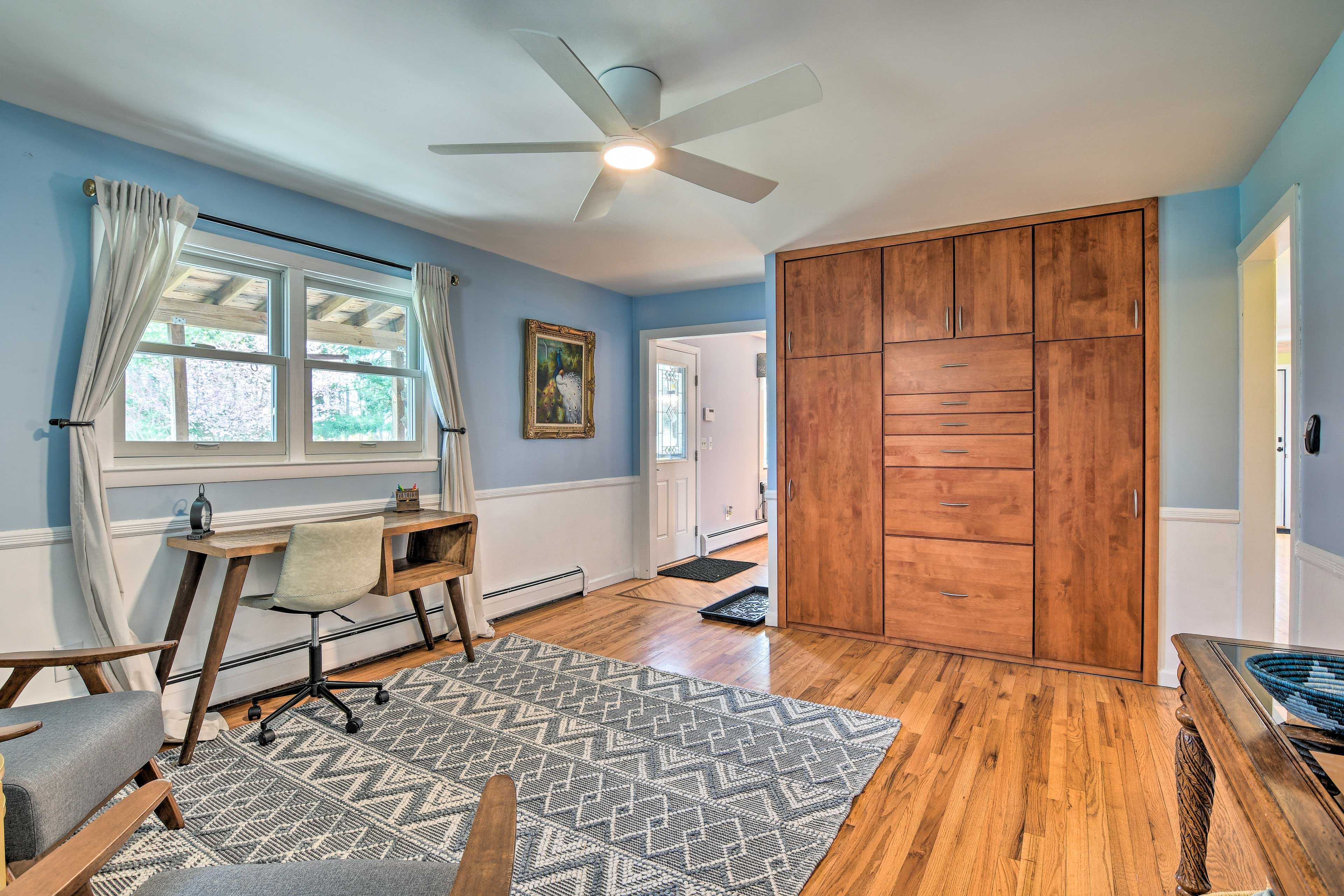 Sitting Room | Front Entrance in Middle