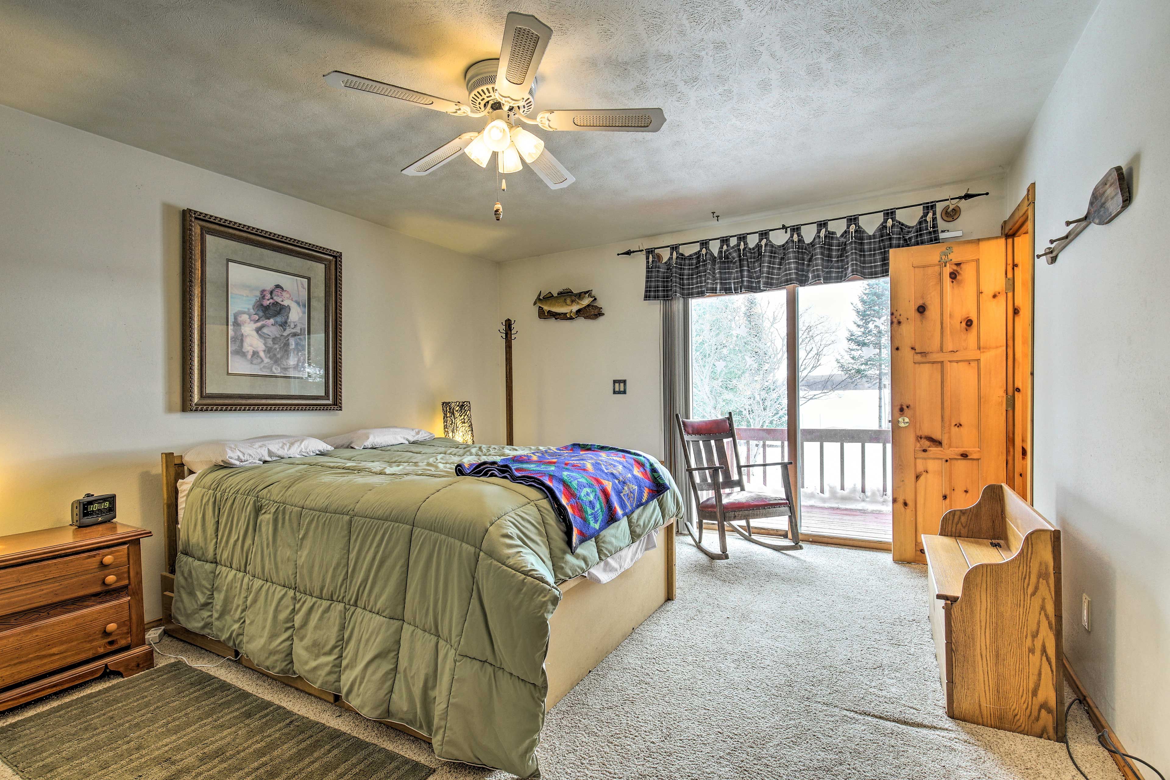 Bedroom 1 | Queen Bed