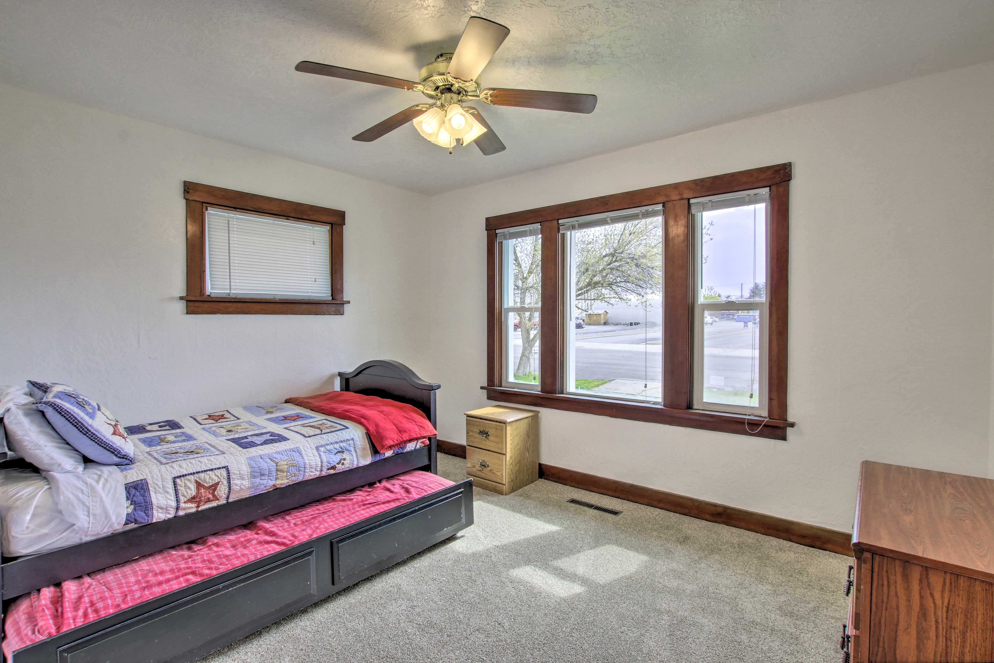 Bedroom 2 | Twin Bed | Twin Trundle | 1st Floor