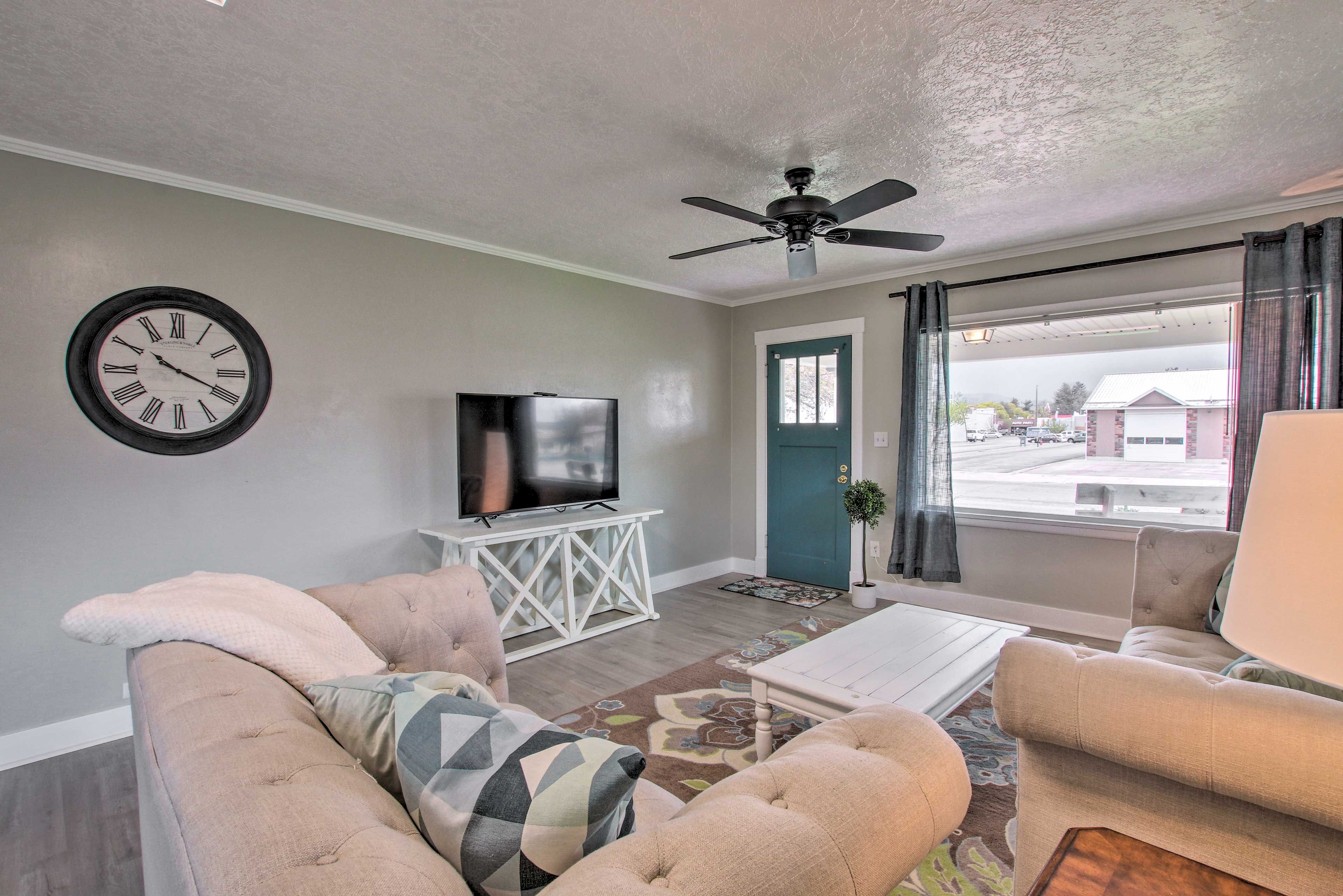 Living Area | Smart TV