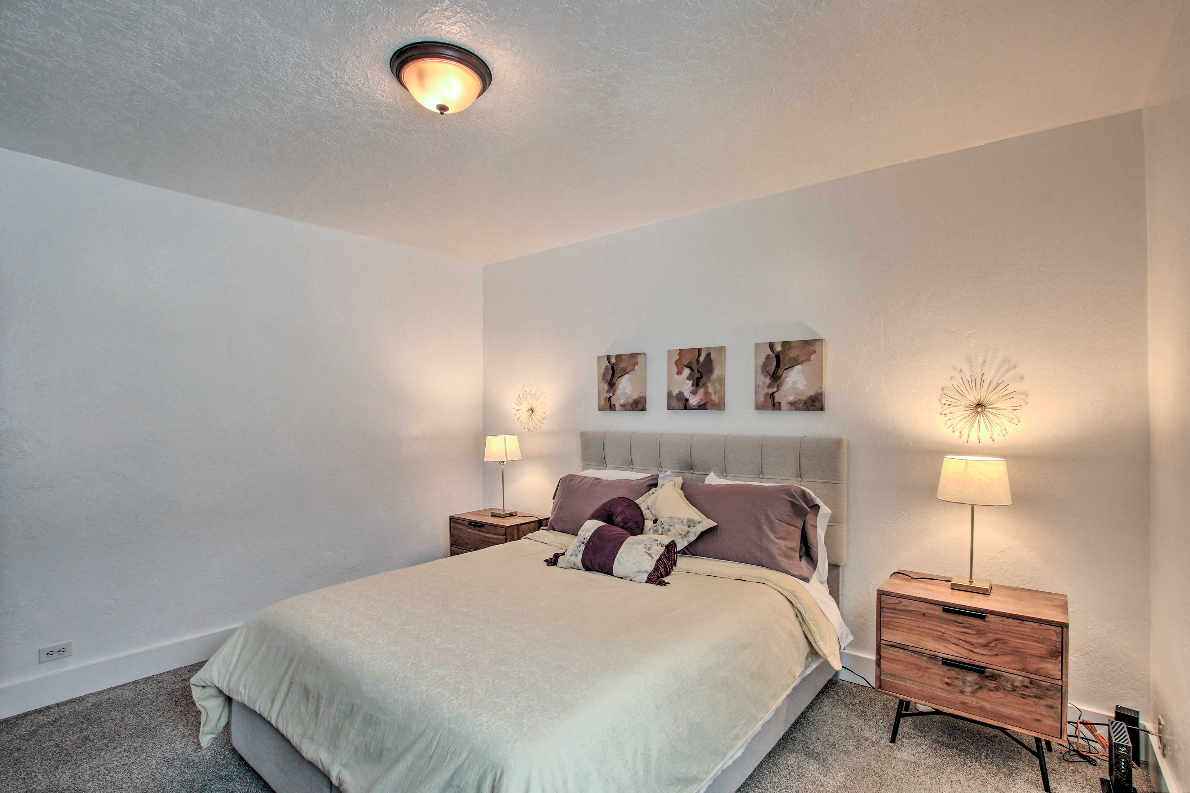 Bedroom 1 | Queen Bed | 1st Floor