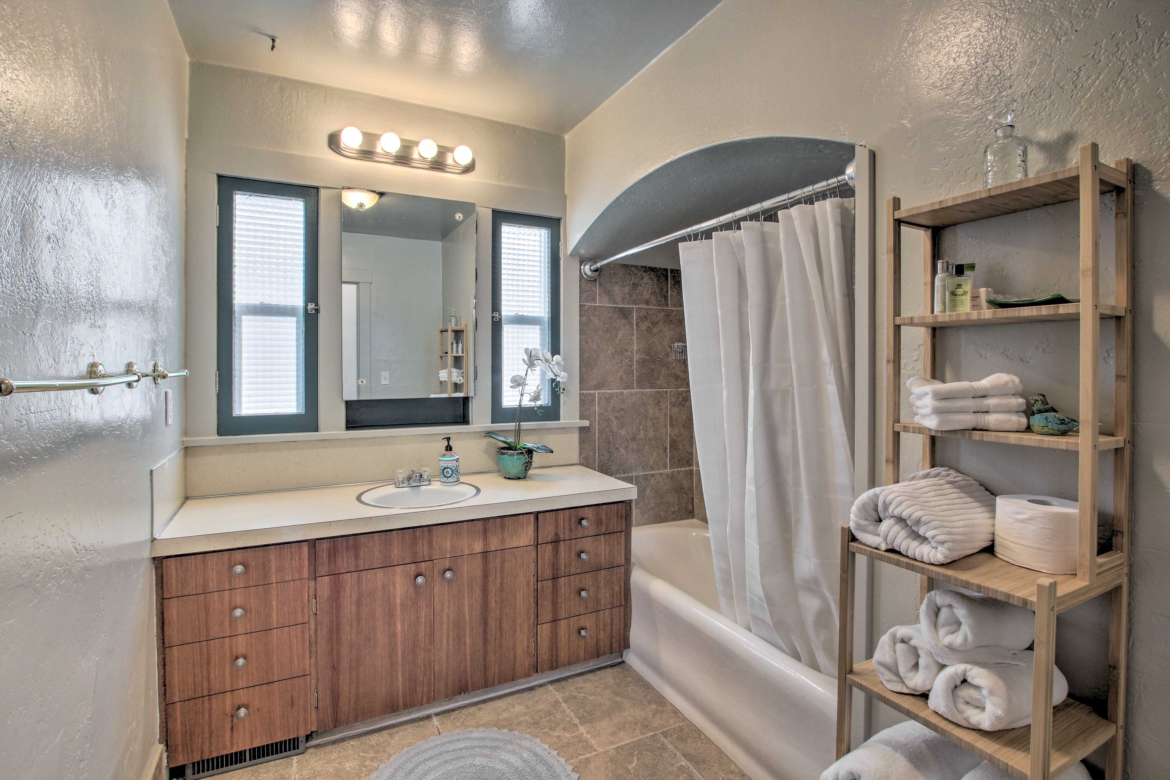 Full Bathroom | Complimentary Toiletries | 1st Floor