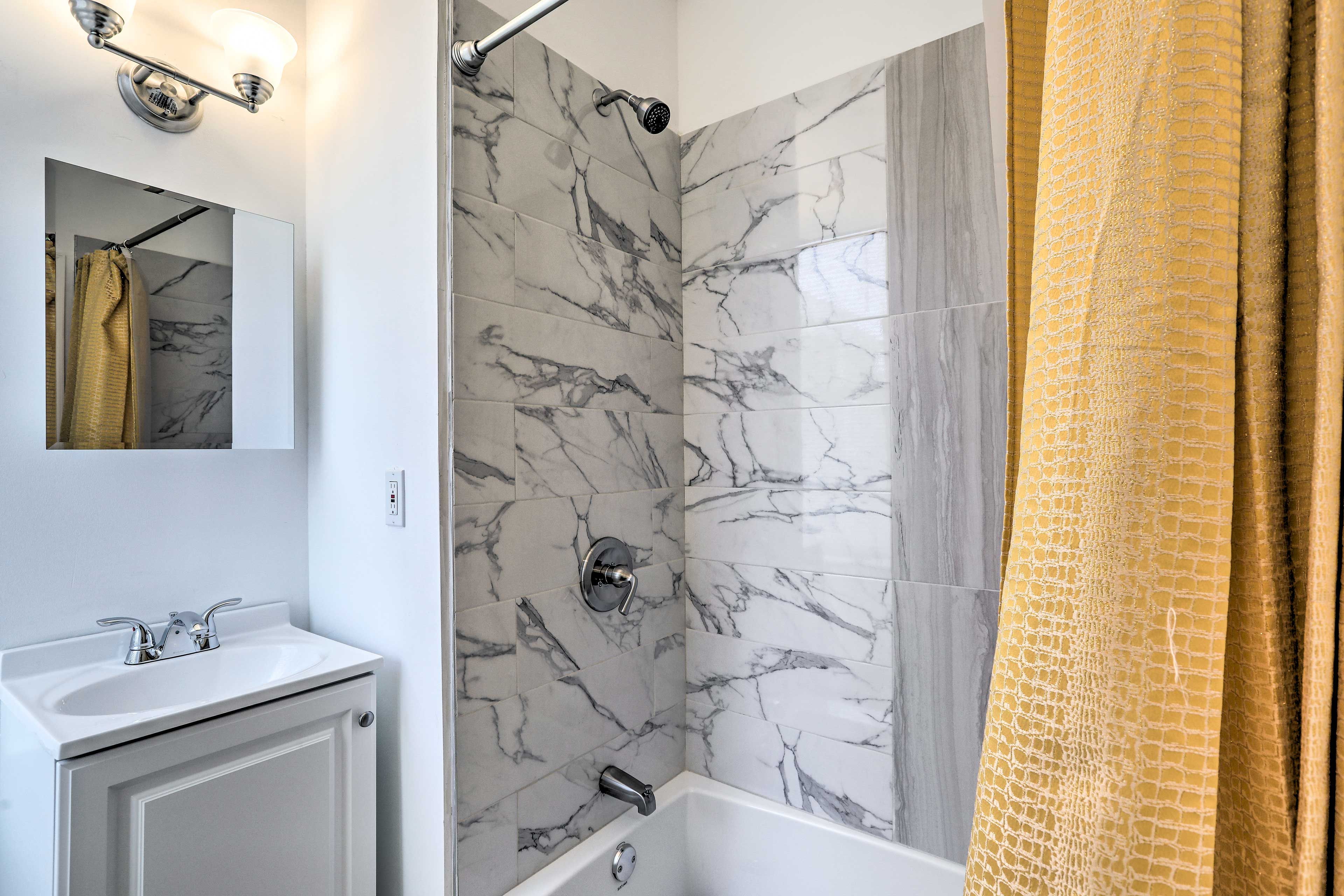 Full Bathroom | Towels Available