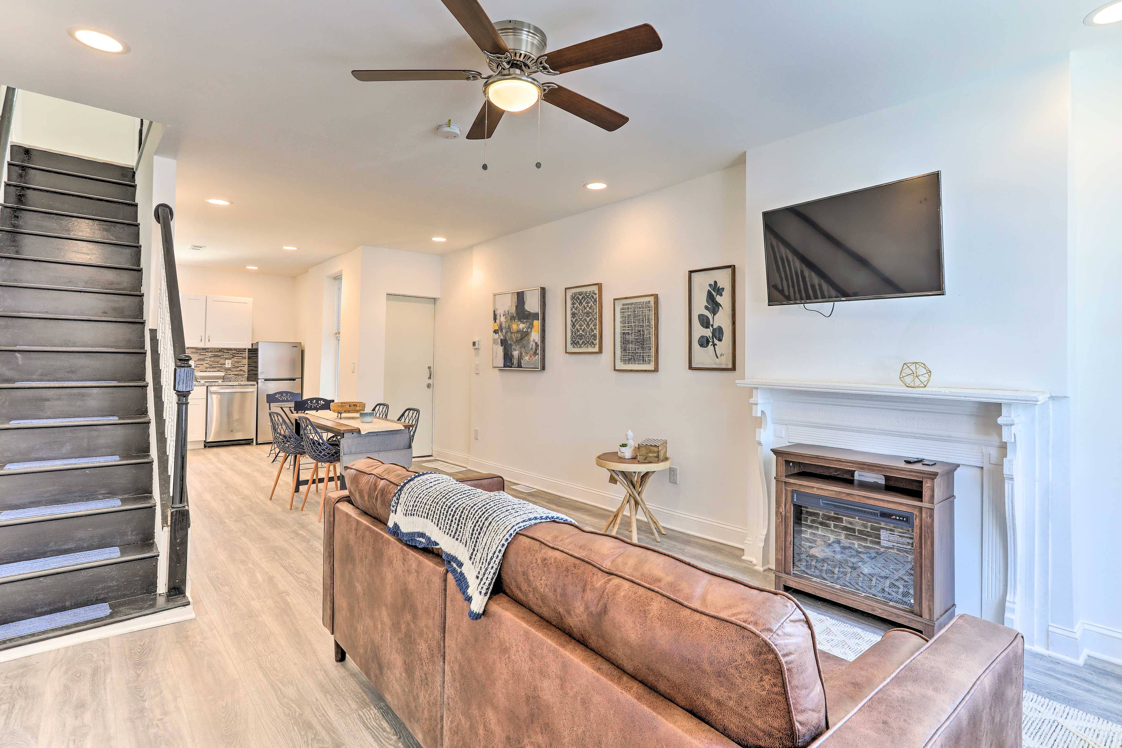 Living Room | Electric Fireplace | Free WiFi