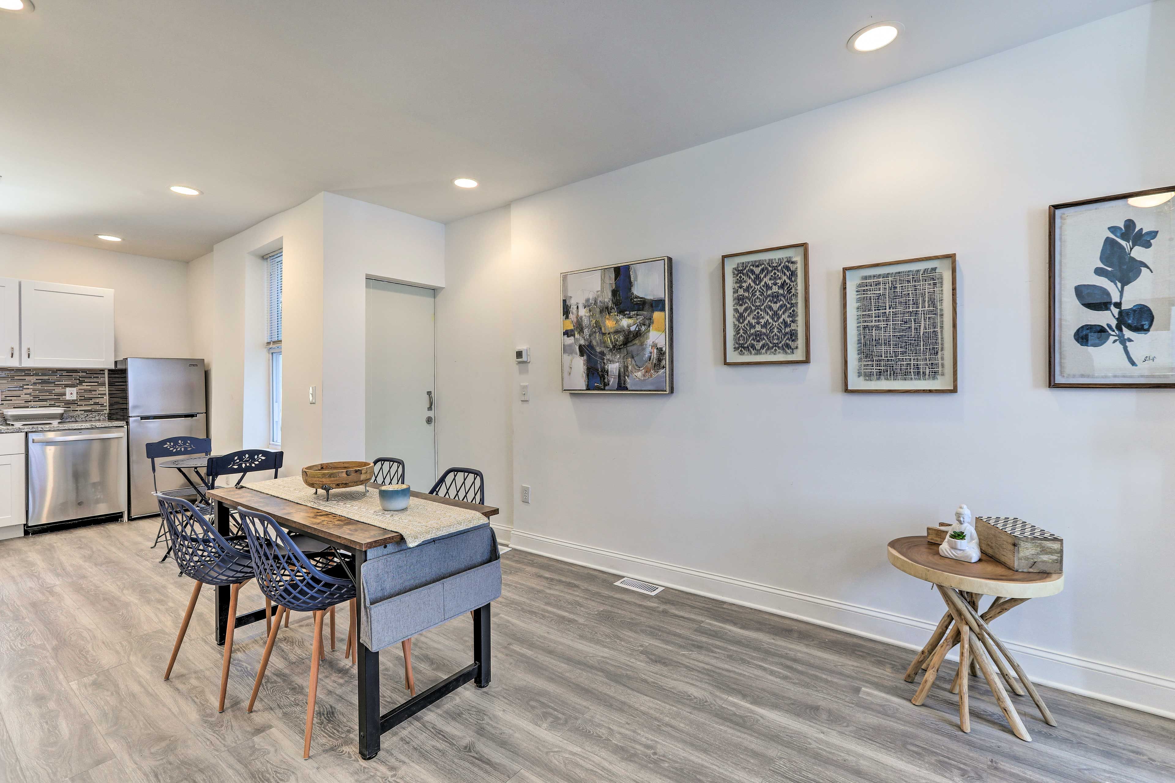 Dining Area | Dishware/Flatware Available